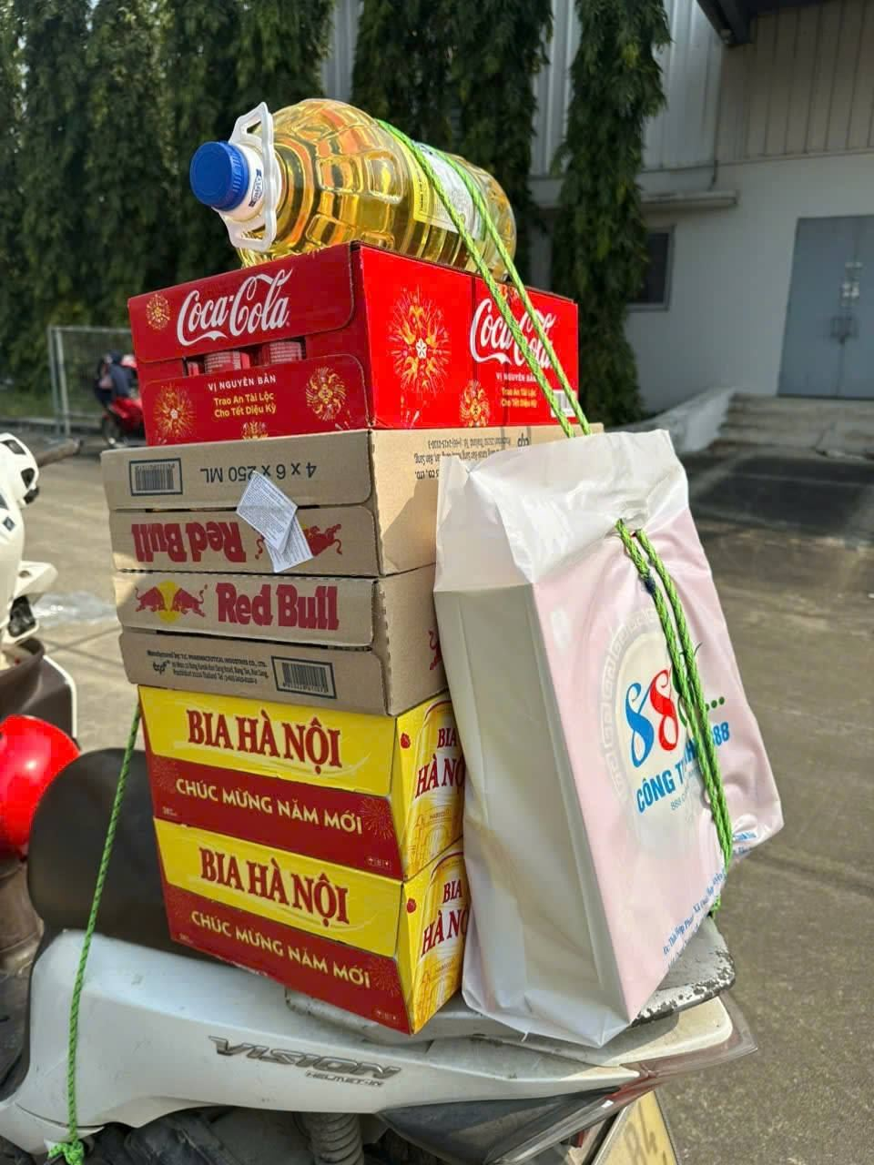 Đại hội "chở Tết về nhà" 2025 bắt đầu: Những chiếc xe chất đầy quà "cháy phố", vui nhưng cần lưu ý điều này kẻo mất vui!- Ảnh 4. Đại hội "chở Tết về nhà" 2025 bắt đầu: Những chiếc xe chất đầy quà "cháy phố", vui nhưng cần lưu ý điều này kẻo mất vui!- Ảnh 4.