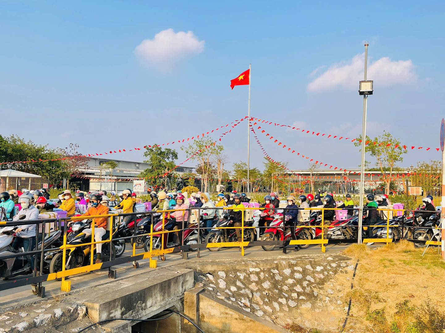 Đại hội "chở Tết về nhà" 2025 bắt đầu: Những chiếc xe chất đầy quà "cháy phố", vui nhưng cần lưu ý điều này kẻo mất vui!- Ảnh 6. Đại hội "chở Tết về nhà" 2025 bắt đầu: Những chiếc xe chất đầy quà "cháy phố", vui nhưng cần lưu ý điều này kẻo mất vui!- Ảnh 6.