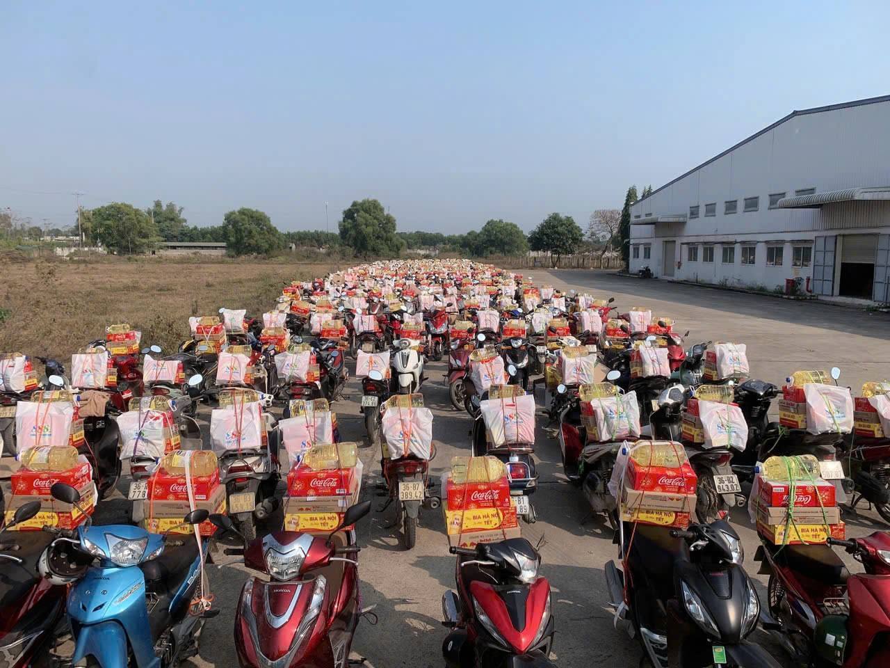 Đại hội "chở Tết về nhà" 2025 bắt đầu: Những chiếc xe chất đầy quà "cháy phố", vui nhưng cần lưu ý điều này kẻo mất vui!- Ảnh 1. Đại hội "chở Tết về nhà" 2025 bắt đầu: Những chiếc xe chất đầy quà "cháy phố", vui nhưng cần lưu ý điều này kẻo mất vui!- Ảnh 1.