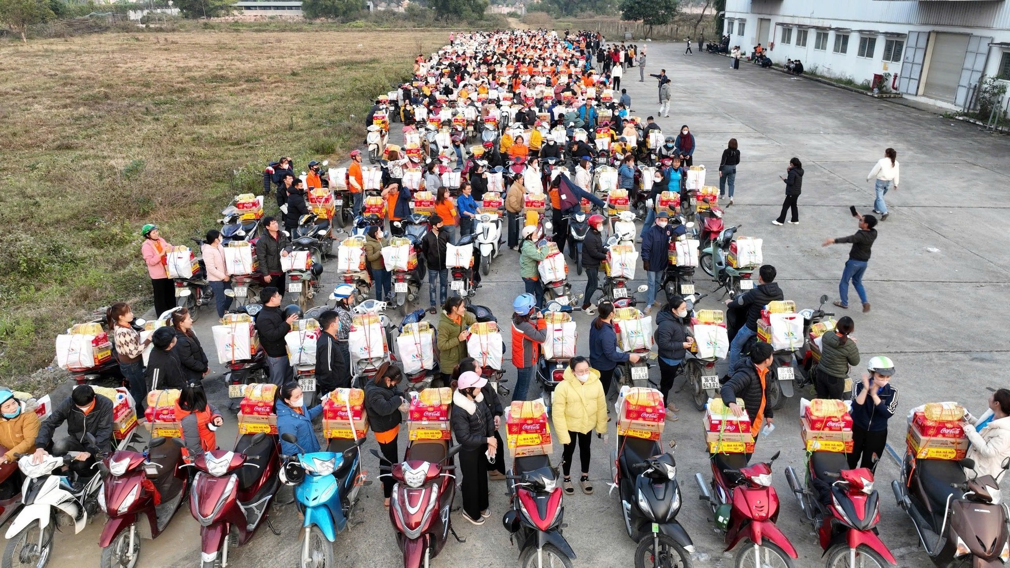 Đại hội "chở Tết về nhà" 2025 bắt đầu: Những chiếc xe chất đầy quà "cháy phố", vui nhưng cần lưu ý điều này kẻo mất vui!- Ảnh 2. Đại hội "chở Tết về nhà" 2025 bắt đầu: Những chiếc xe chất đầy quà "cháy phố", vui nhưng cần lưu ý điều này kẻo mất vui!- Ảnh 2.