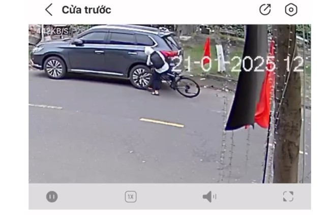 Chủ nhà ở Đà Nẵng mong tìm 'thủ phạm' húc đuôi xe để tặng thêm quà- Ảnh 1. Chủ nhà ở Đà Nẵng mong tìm 'thủ phạm' húc đuôi xe để tặng thêm quà- Ảnh 1.