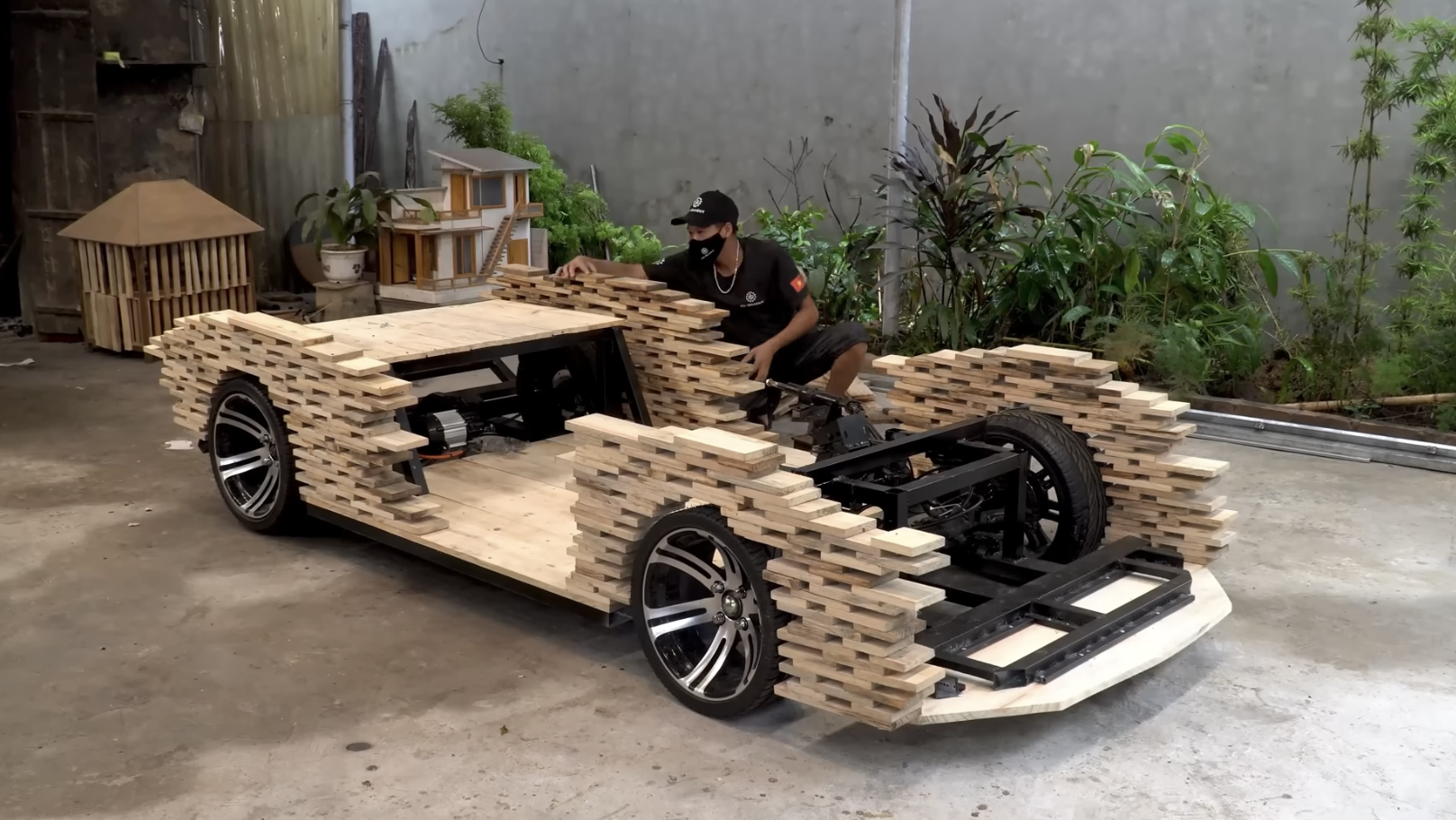 Thợ Việt gom 1 triệu tấm gỗ vụn thành 'siêu xe Lamborghini Revuelto' tặng con, ra đường buổi đêm ai cũng phải nhìn- Ảnh 3.