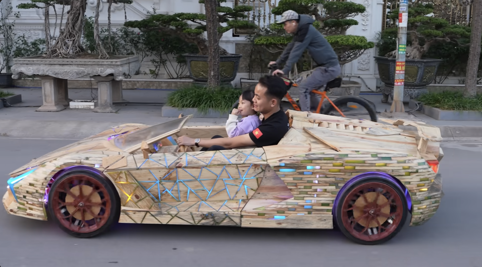 Thợ Việt gom 1 triệu tấm gỗ vụn thành 'siêu xe Lamborghini Revuelto' tặng con, ra đường buổi đêm ai cũng phải nhìn- Ảnh 2.