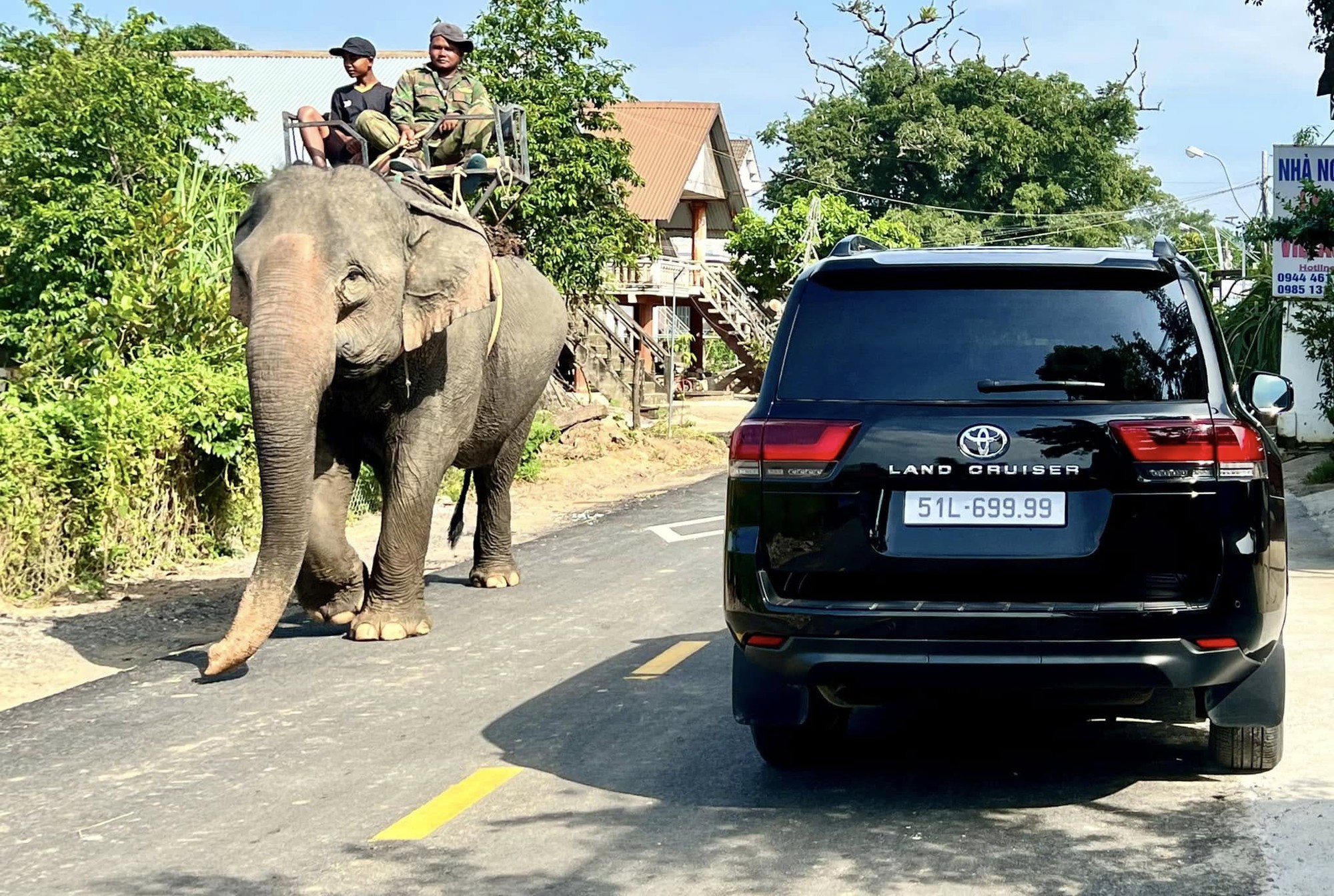 Mang Toyota Land Cruiser biển tứ quý 9 đi xuyên Việt, chủ xe chia sẻ: “Đi đến đâu người dân trầm trồ đến đó”- Ảnh 8.