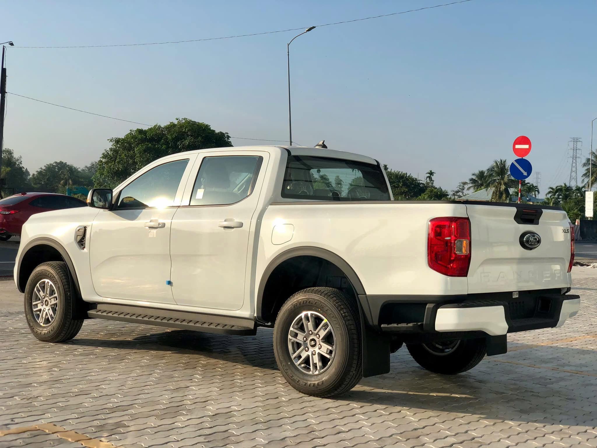 Ford Ranger âm thầm bổ sung bản mới ở Việt Nam: Đắt hơn XLS 1 cầu 26 triệu đồng, thêm lót thùng, nắp cuộn- Ảnh 7.