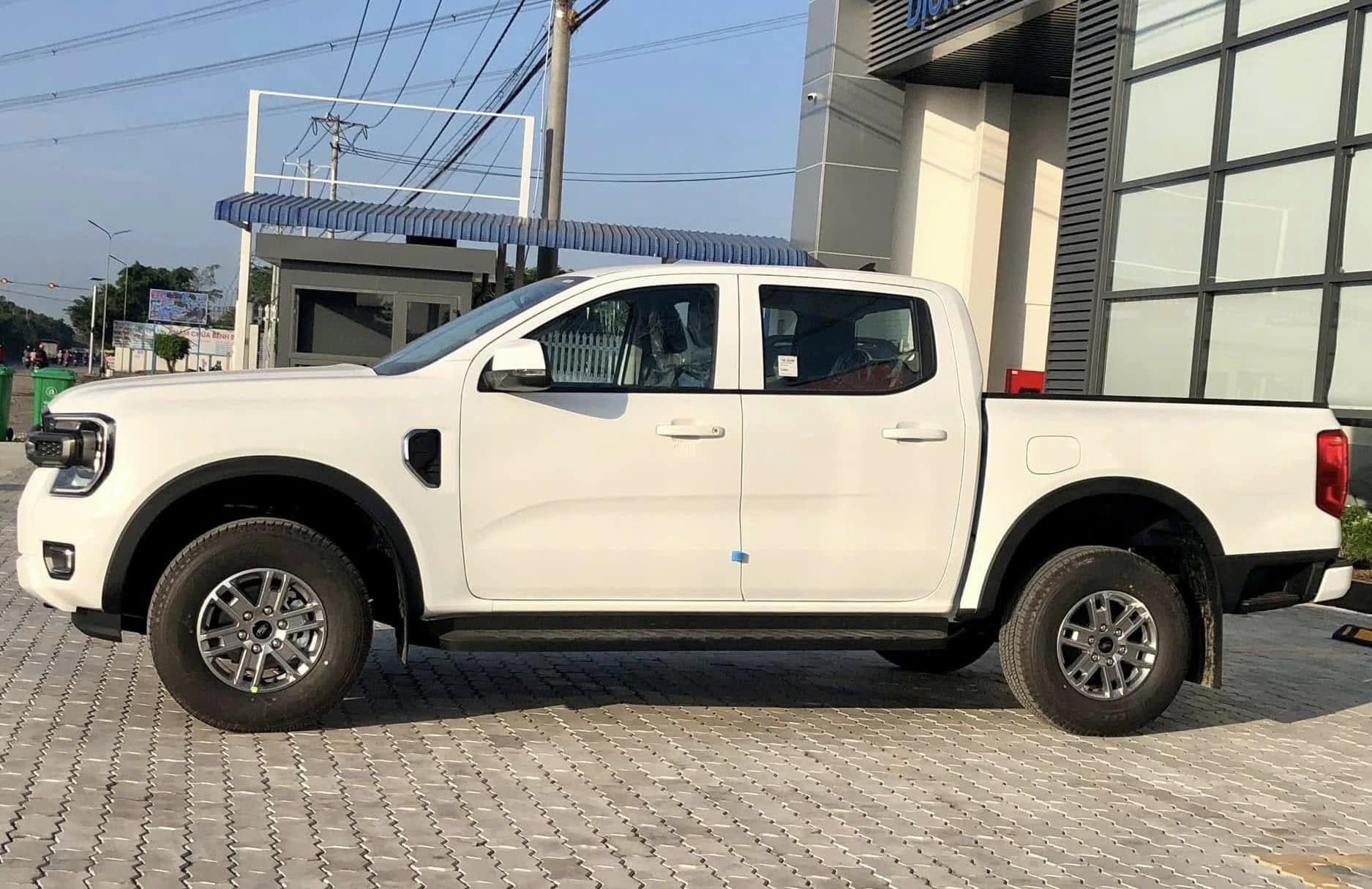 Ford Ranger âm thầm bổ sung bản mới ở Việt Nam: Đắt hơn XLS 1 cầu 26 triệu đồng, thêm lót thùng, nắp cuộn- Ảnh 8.