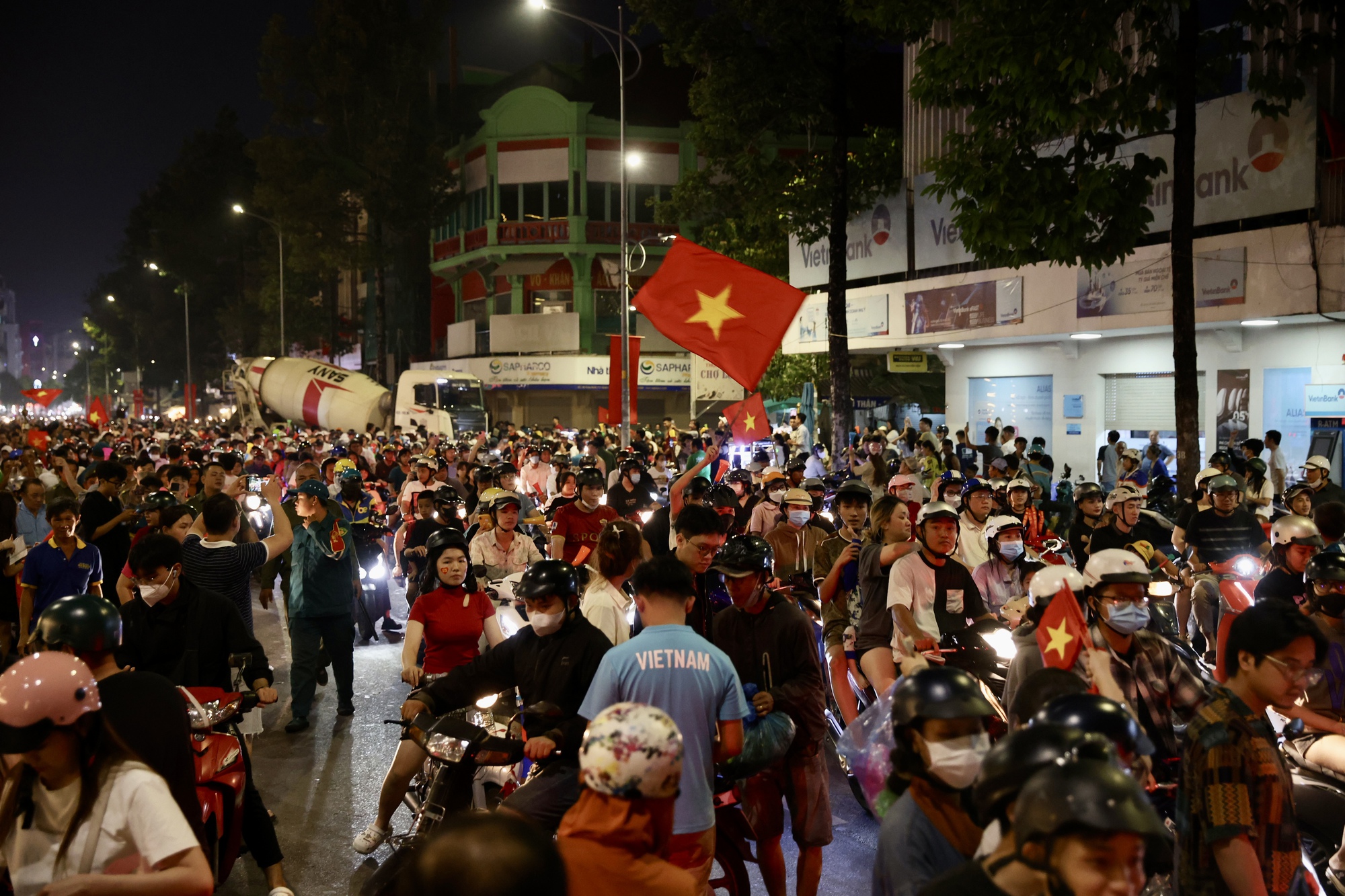 Một đêm không ngủ: Hàng triệu người đổ xuống đường ăn mừng chiến thắng huy hoàng của đội tuyển Việt Nam- Ảnh 3.