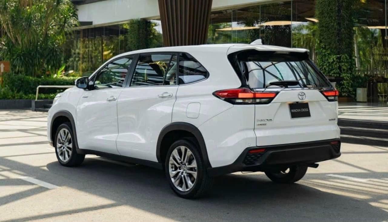 Xe Toyota nhập khẩu tăng giá: Alphard tăng tới 149 triệu, Innova Cross không còn rẻ hơn Custin, Corolla Cross sơn đỏ thành màu đặc biệt- Ảnh 7.