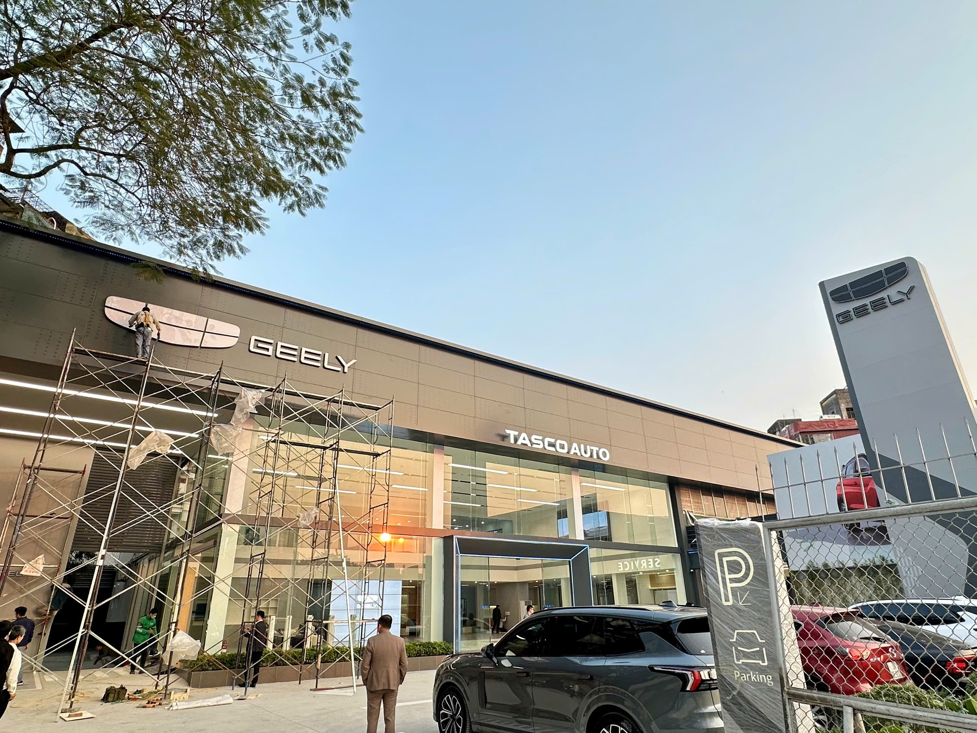 Hai showroom Geely đầu tiên Việt Nam lộ diện, treo ngay ảnh mẫu xe sắp bán- Ảnh 1.