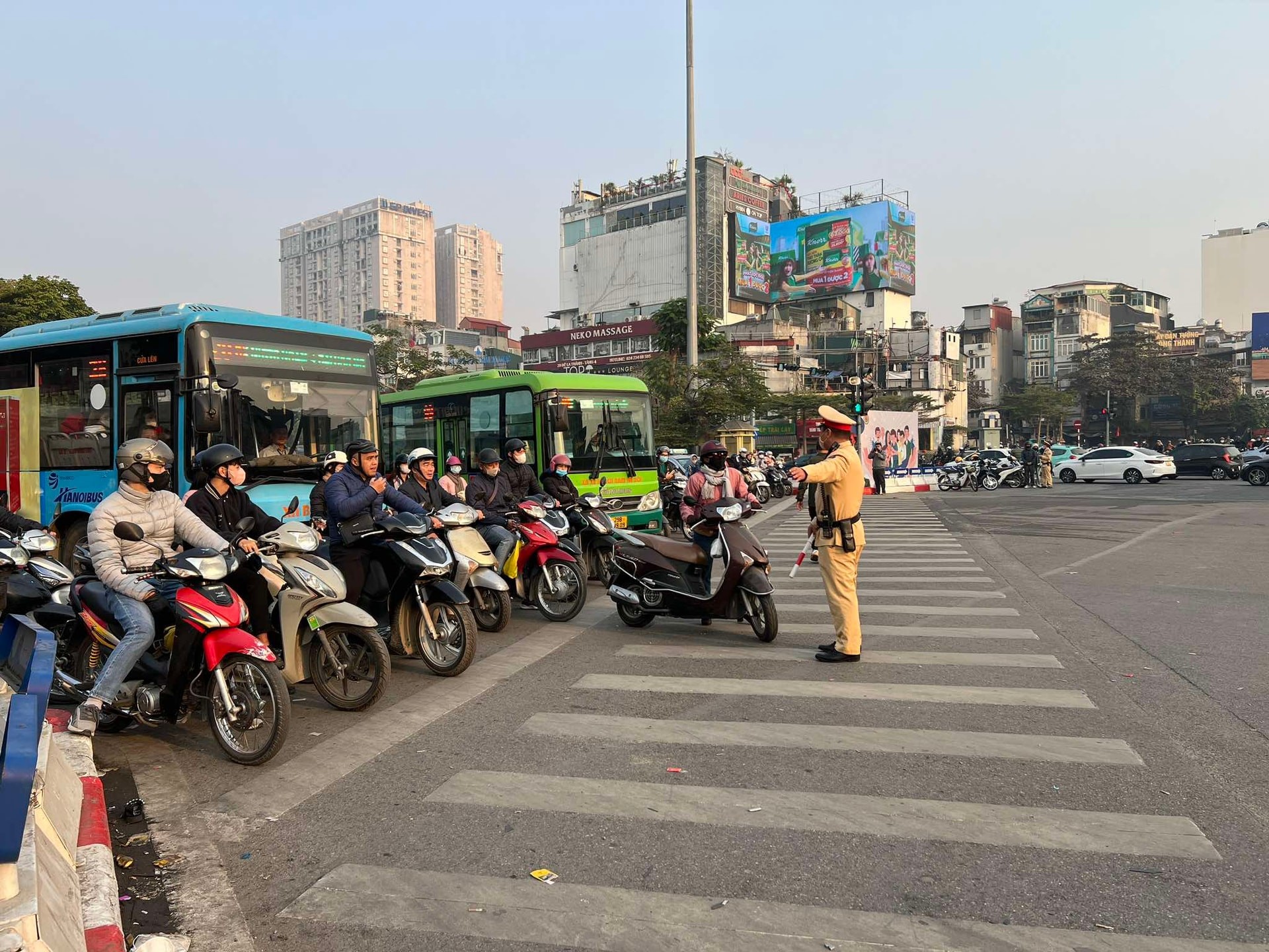 Nhiều người vẫn leo xe máy lên vỉa hè, đi ngược chiều bất chấp mức phạt 6 triệu- Ảnh 11.