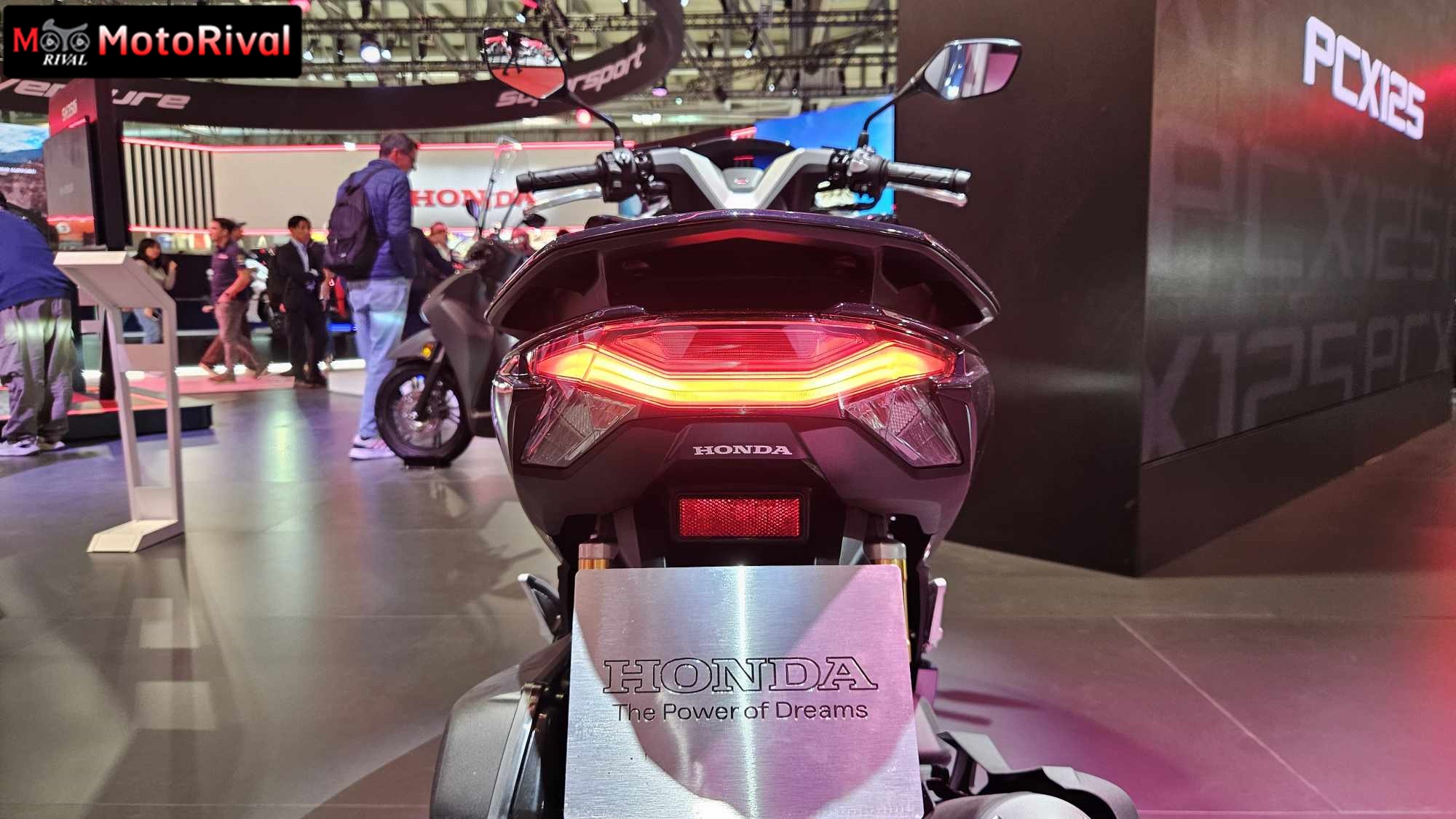 "Vua xe ga" của Honda xuất hiện tại Việt Nam, giá bán chính thức vẫn là ẩn số- Ảnh 5. "Vua xe ga" của Honda xuất hiện tại Việt Nam, giá bán chính thức vẫn là ẩn số- Ảnh 5.