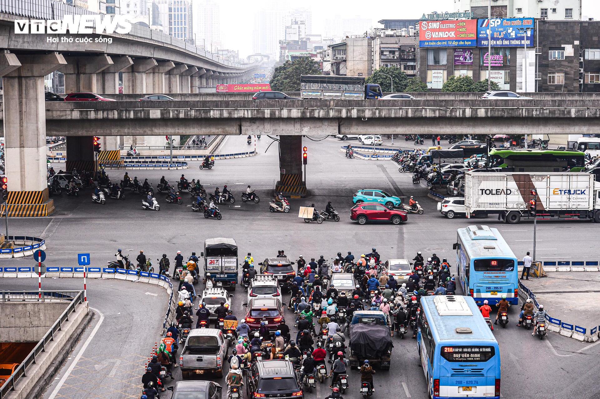 Mức phạt tăng, xe cộ xếp hàng thẳng tắp chờ đèn đỏ ở các ngã tư Hà Nội- Ảnh 1.