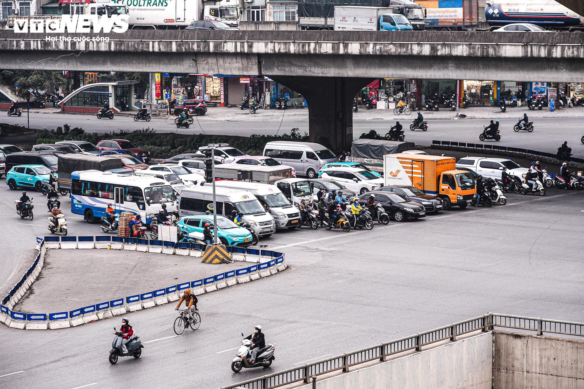 Mức phạt tăng, xe cộ xếp hàng thẳng tắp chờ đèn đỏ ở các ngã tư Hà Nội- Ảnh 2.