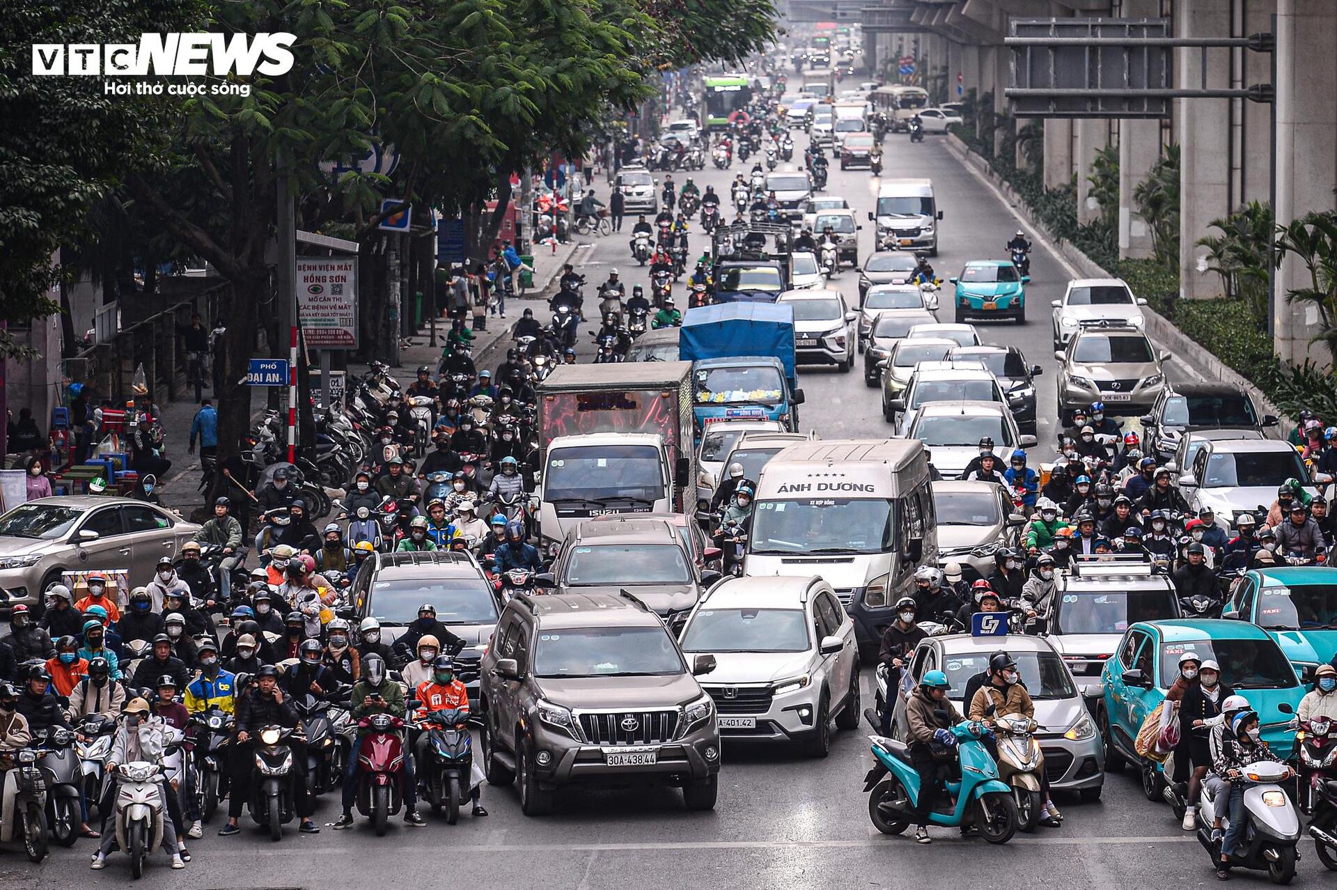 Mức phạt tăng, xe cộ xếp hàng thẳng tắp chờ đèn đỏ ở các ngã tư Hà Nội- Ảnh 8.