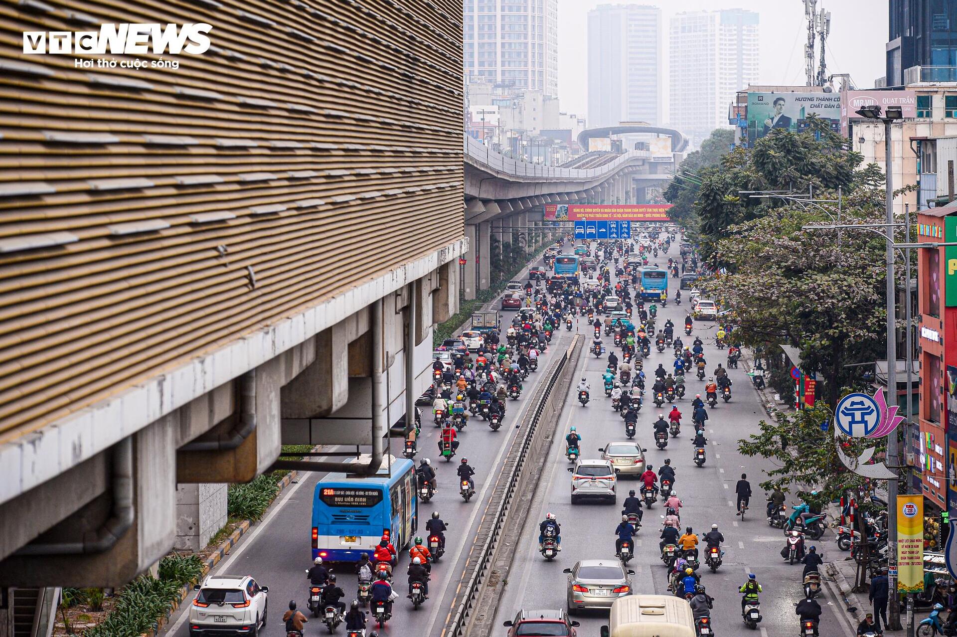 Mức phạt tăng, xe cộ xếp hàng thẳng tắp chờ đèn đỏ ở các ngã tư Hà Nội- Ảnh 12.