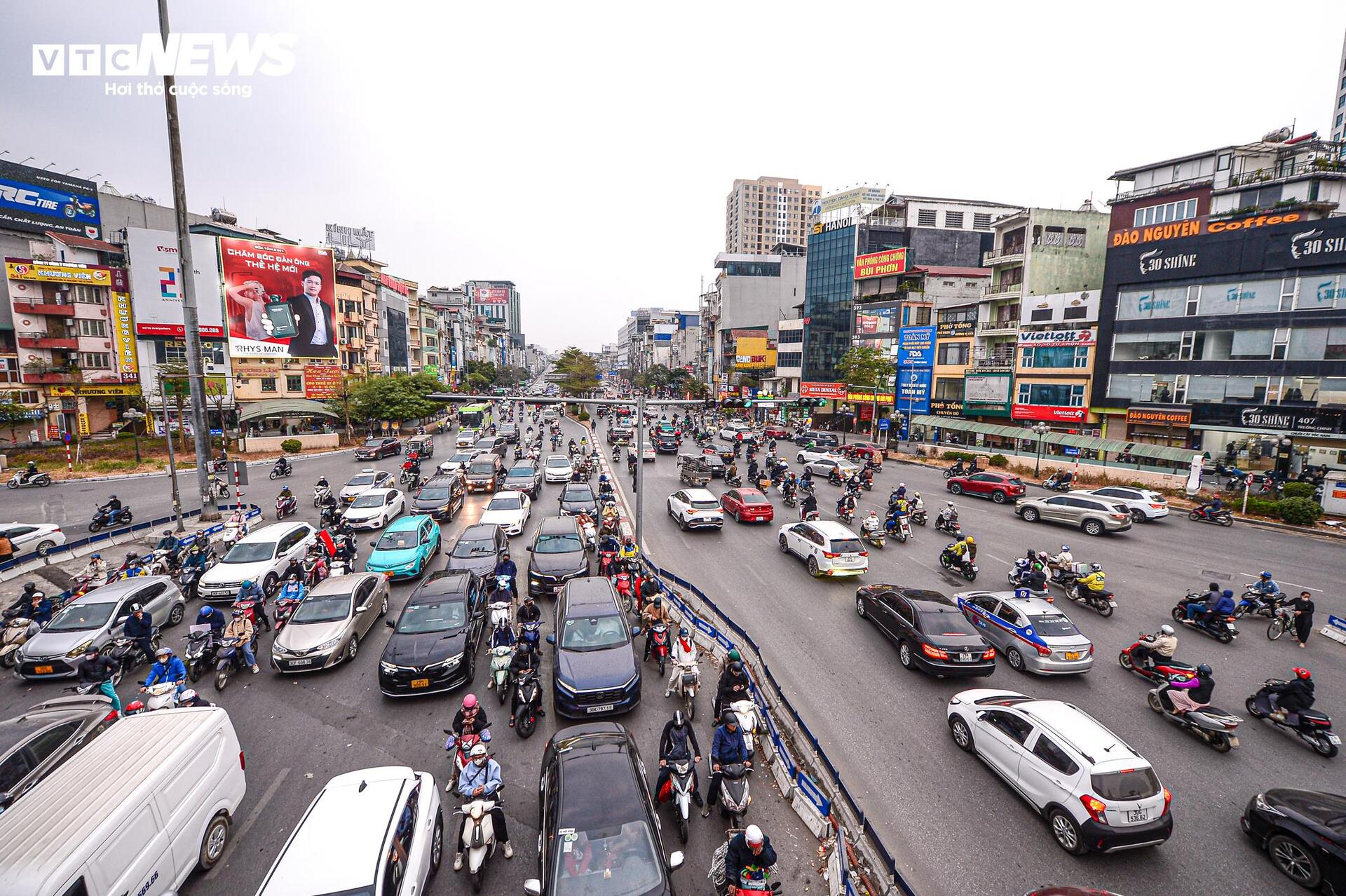 Mức phạt tăng, xe cộ xếp hàng thẳng tắp chờ đèn đỏ ở các ngã tư Hà Nội- Ảnh 9.