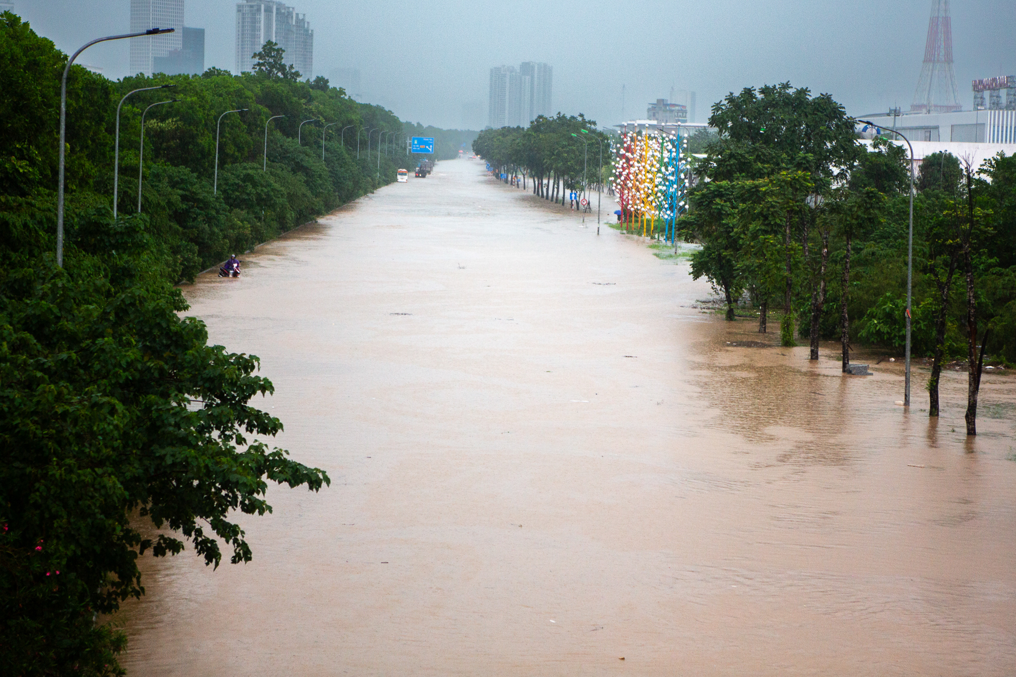 Thay bạn xem nhà ngày mưa bão: Geleximco hoá làng chài, Vinhomes Smart City vẫn thông thoáng- Ảnh 1.