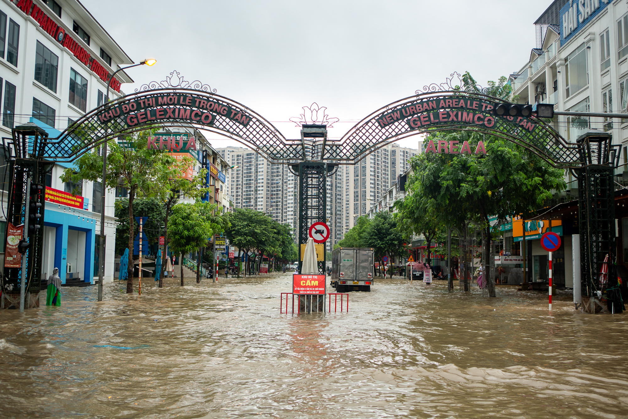 Thay bạn xem nhà ngày mưa bão: Geleximco hoá làng chài, Vinhomes Smart City vẫn thông thoáng- Ảnh 3.