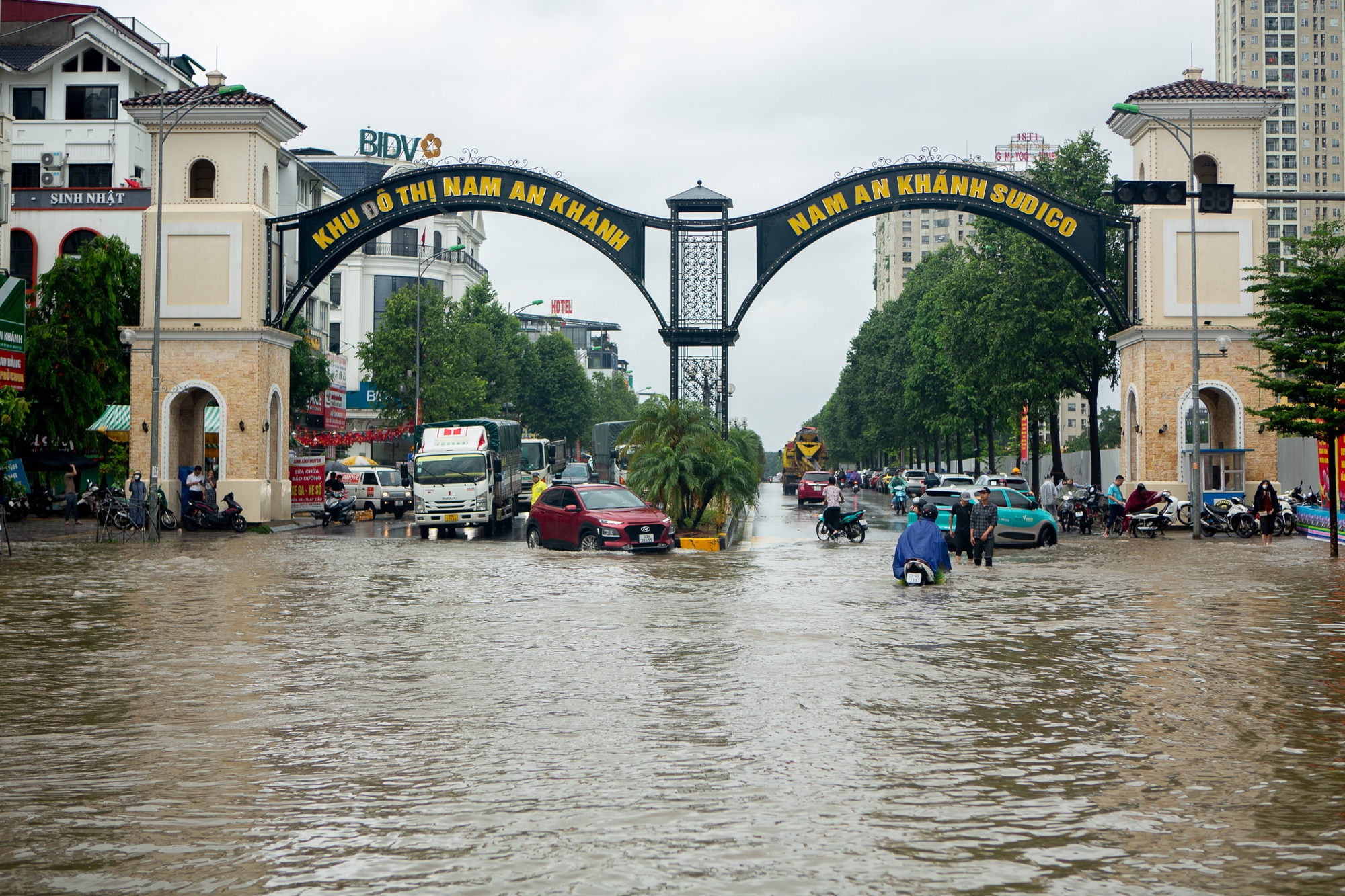 Thay bạn xem nhà ngày mưa bão: Geleximco hoá làng chài, Vinhomes Smart City vẫn thông thoáng- Ảnh 6.