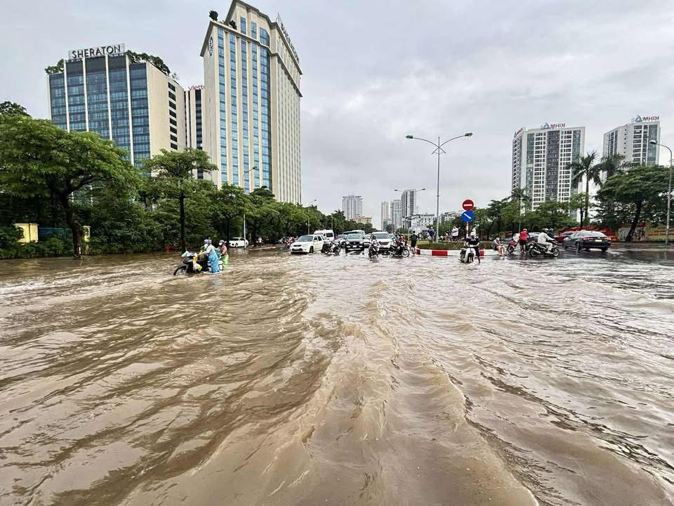 Nhiều tuyến đường Hà Nội vẫn bị phong tỏa vì ngập sâu, dân bì bõm lội nước đi làm- Ảnh 5.