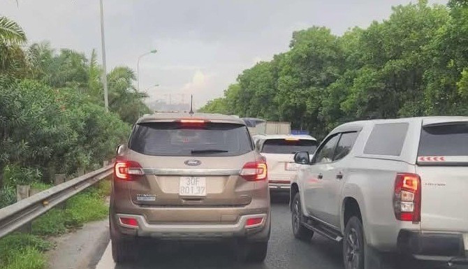 Nhiều tuyến đường Hà Nội vẫn bị phong tỏa vì ngập sâu, dân bì bõm lội nước đi làm- Ảnh 6.