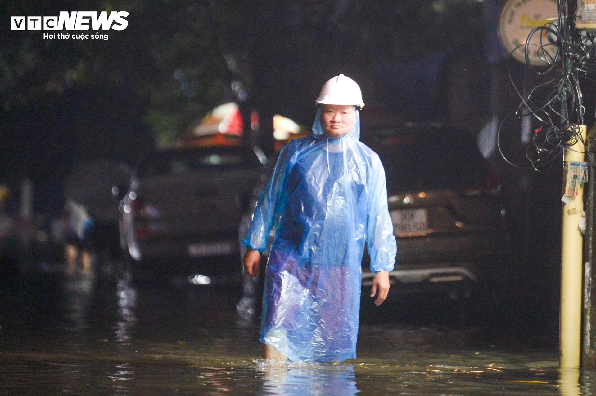 Nước ngập lút bánh xe, người Hà Nội dò dẫm tìm đường về nhà- Ảnh 9.