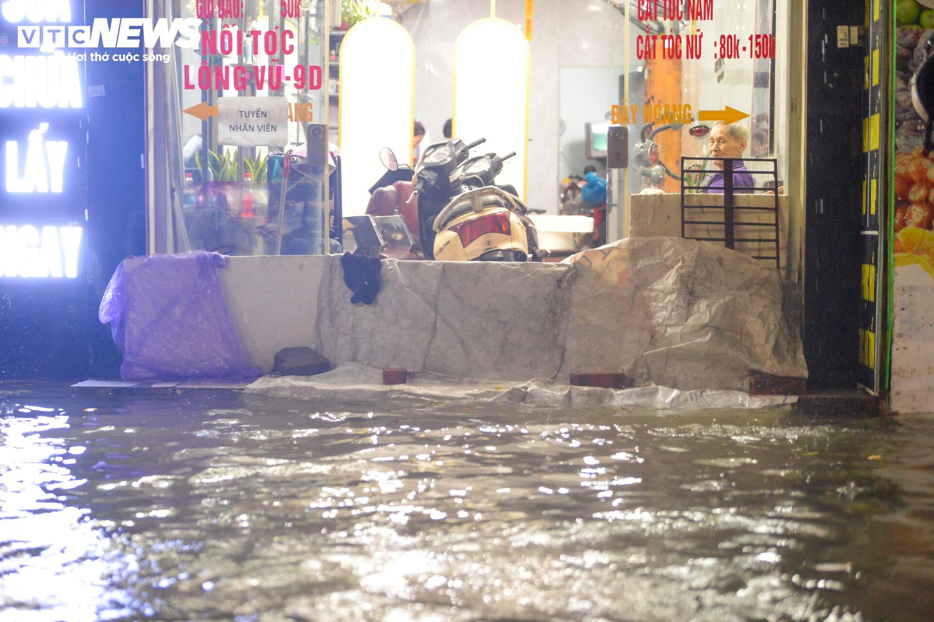 Nước ngập lút bánh xe, người Hà Nội dò dẫm tìm đường về nhà- Ảnh 10.