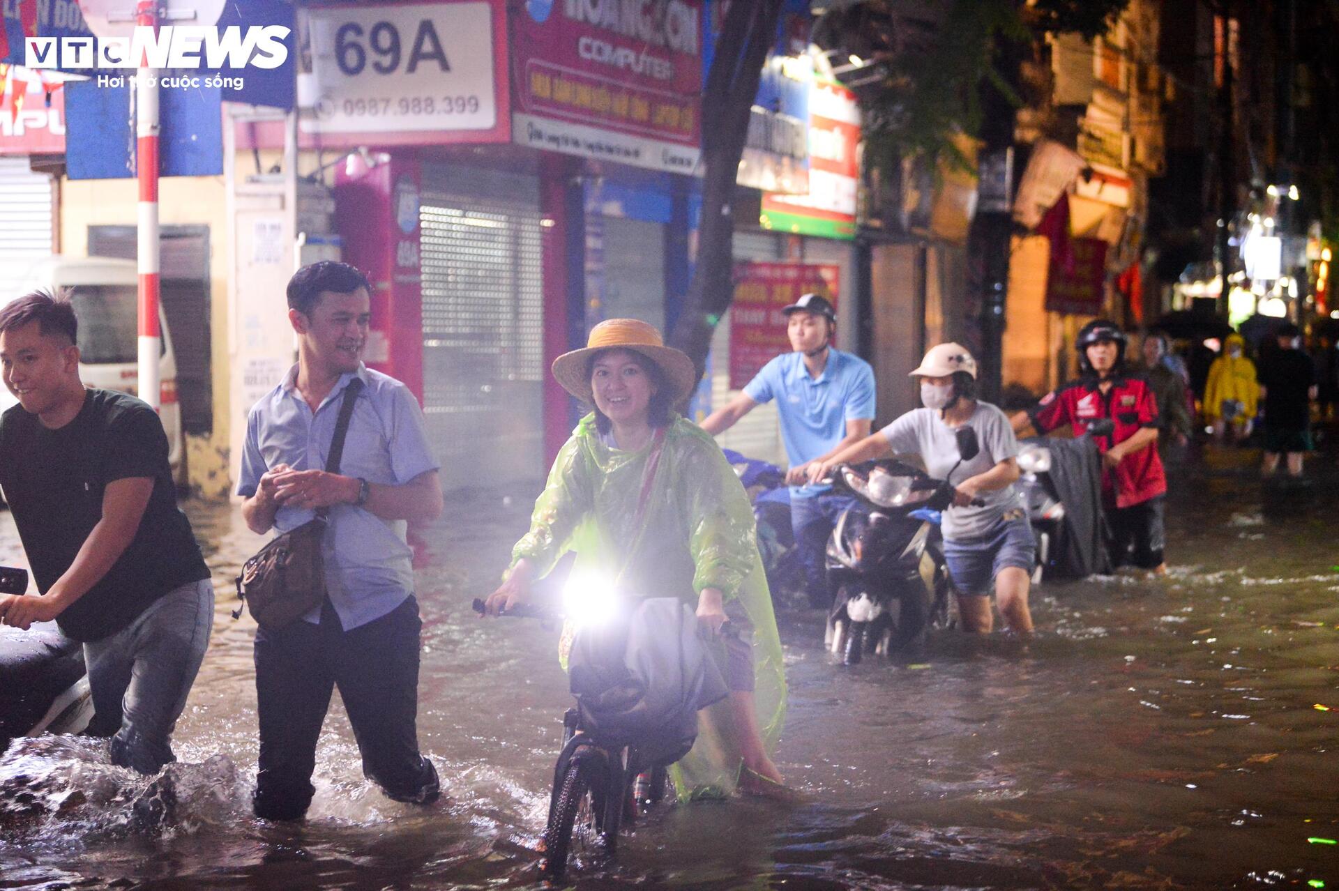 Nước ngập lút bánh xe, người Hà Nội dò dẫm tìm đường về nhà- Ảnh 17.