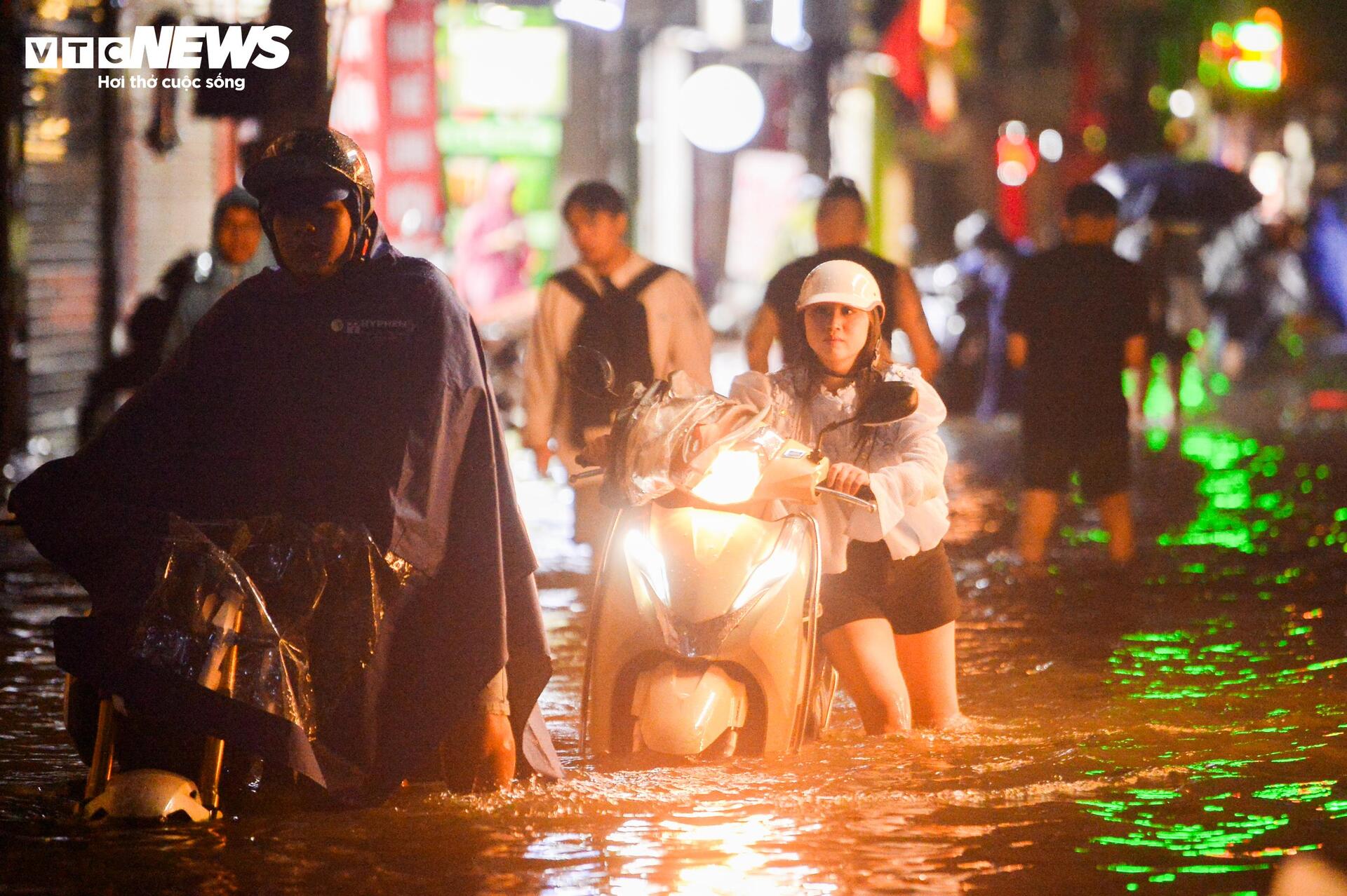 Nước ngập lút bánh xe, người Hà Nội dò dẫm tìm đường về nhà- Ảnh 5.