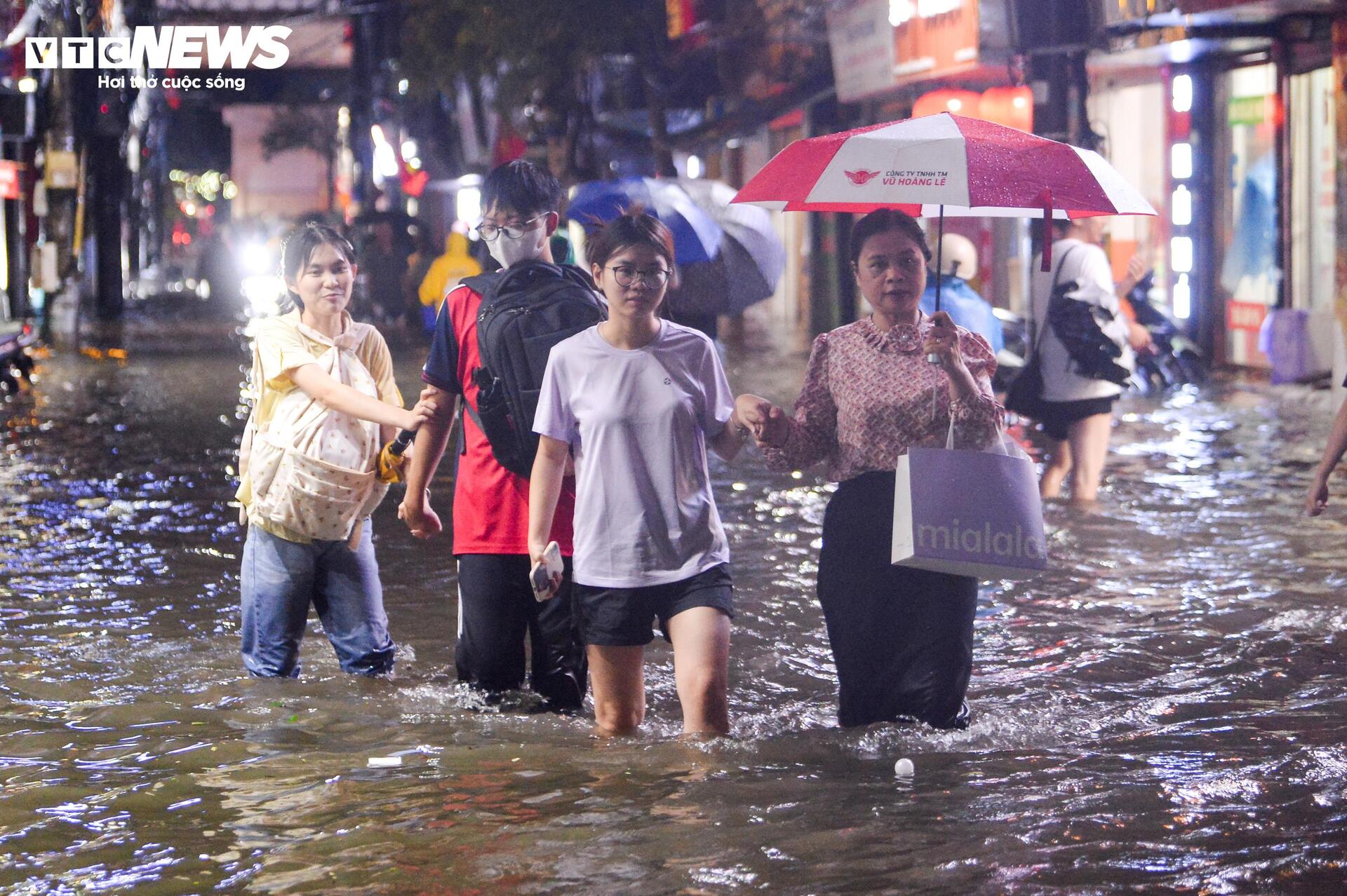 Nước ngập lút bánh xe, người Hà Nội dò dẫm tìm đường về nhà- Ảnh 8.