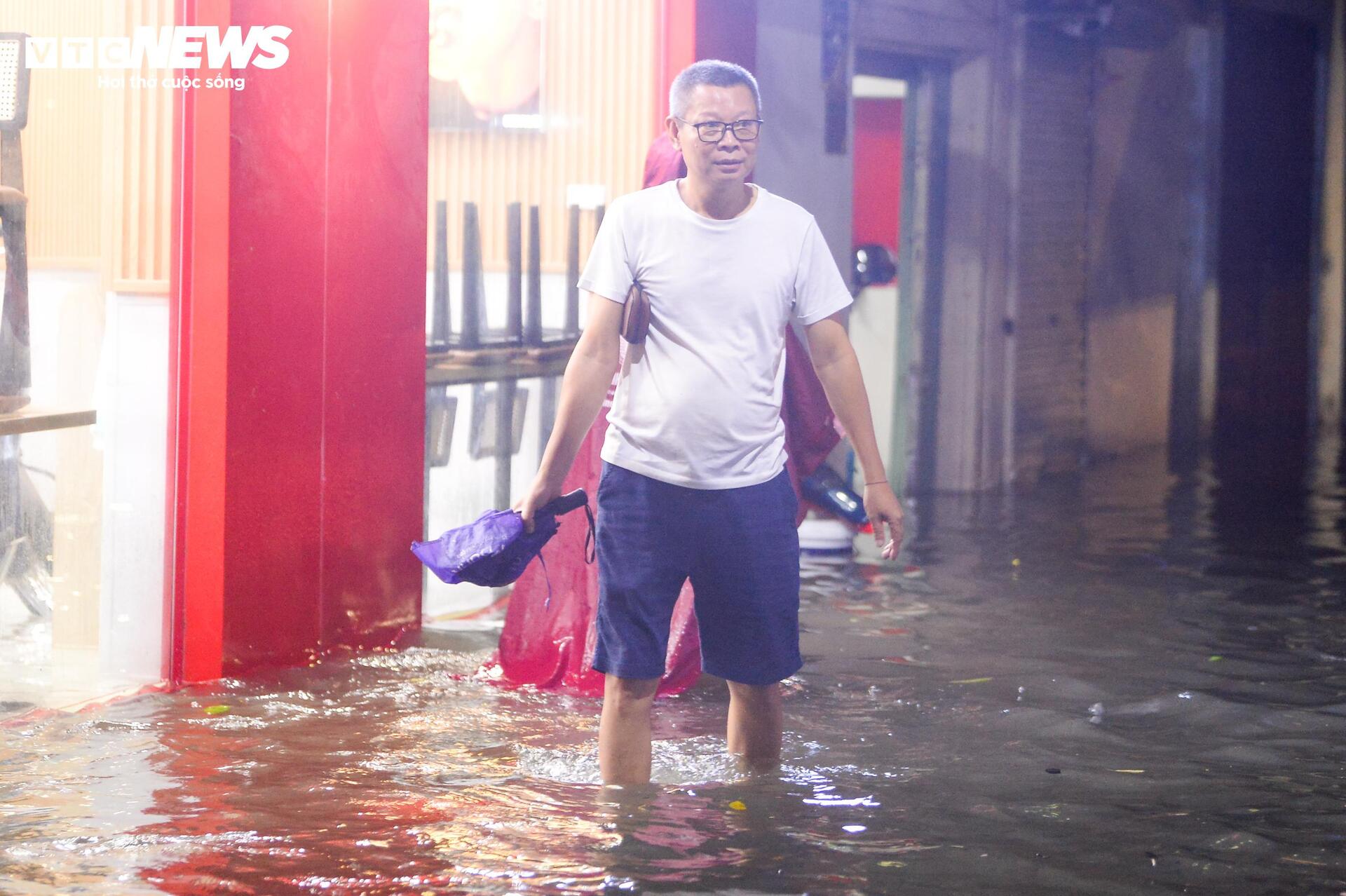Nước ngập lút bánh xe, người Hà Nội dò dẫm tìm đường về nhà- Ảnh 14.