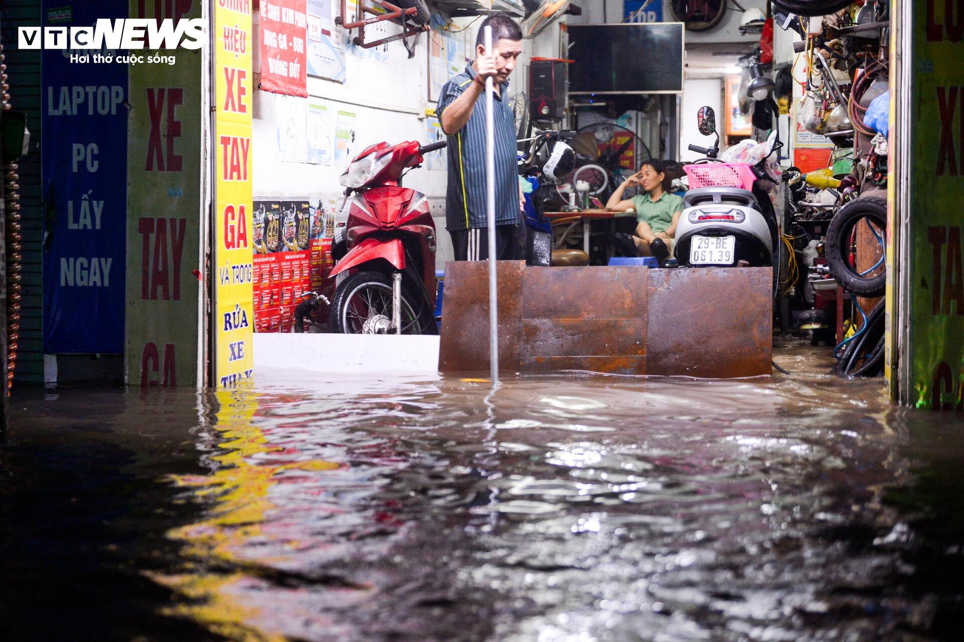 Nước ngập lút bánh xe, người Hà Nội dò dẫm tìm đường về nhà- Ảnh 11.