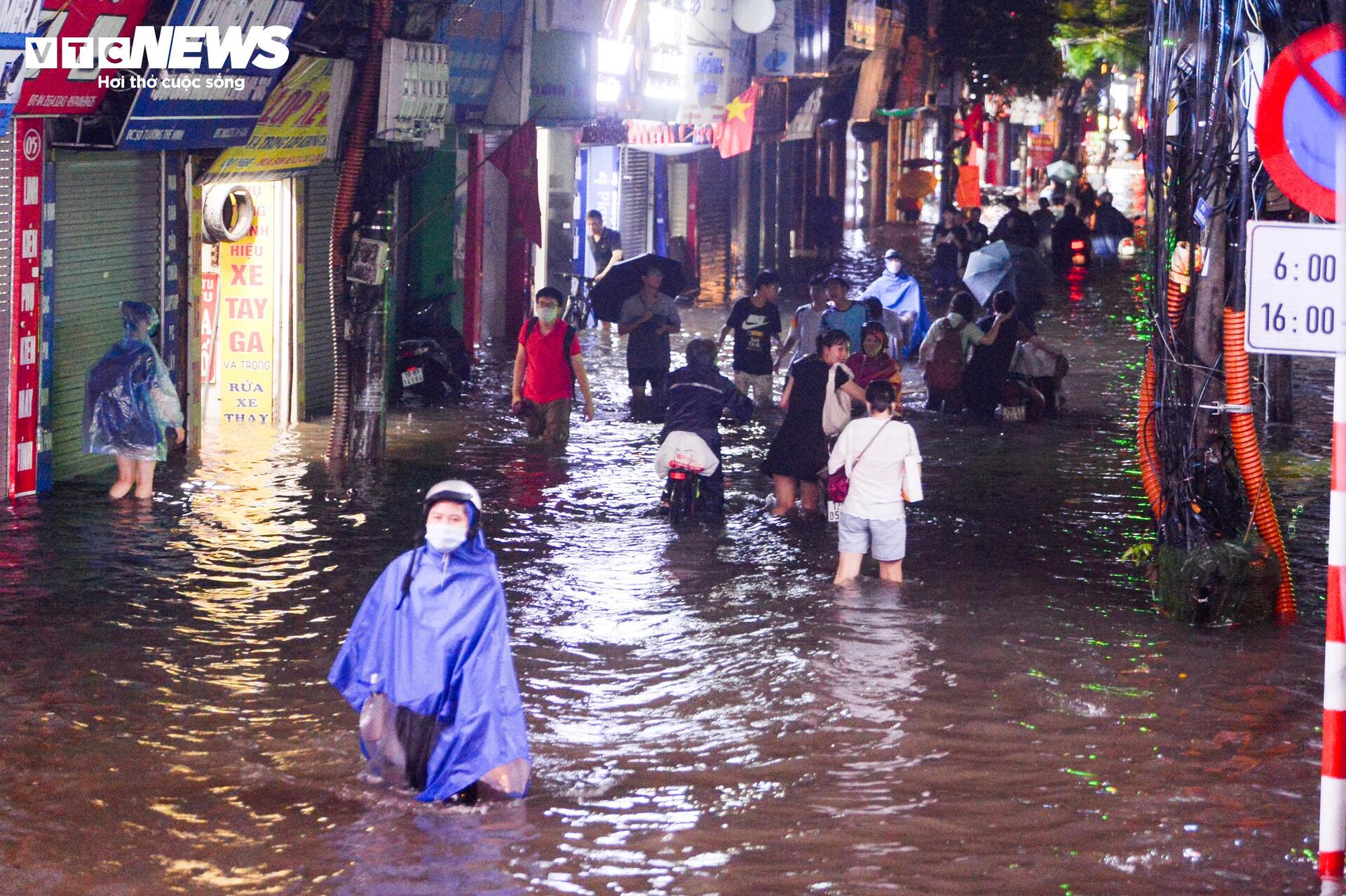 Nước ngập lút bánh xe, người Hà Nội dò dẫm tìm đường về nhà- Ảnh 2.