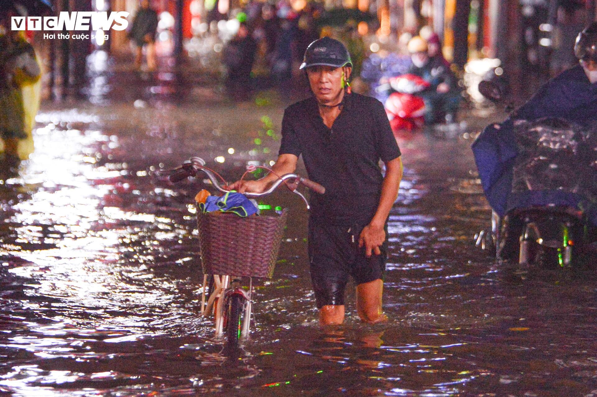 Nước ngập lút bánh xe, người Hà Nội dò dẫm tìm đường về nhà- Ảnh 16.