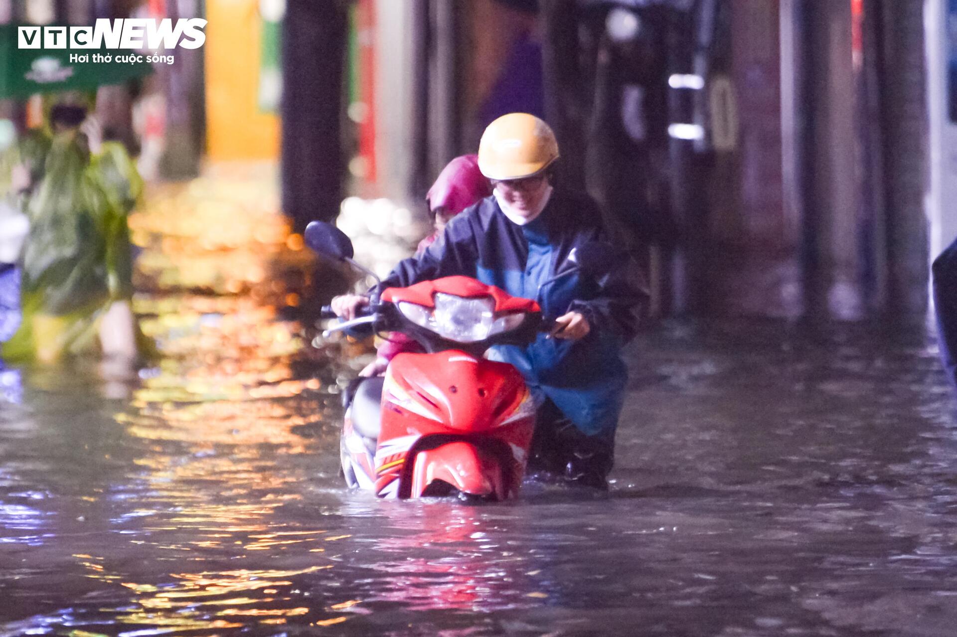 Nước ngập lút bánh xe, người Hà Nội dò dẫm tìm đường về nhà- Ảnh 6.