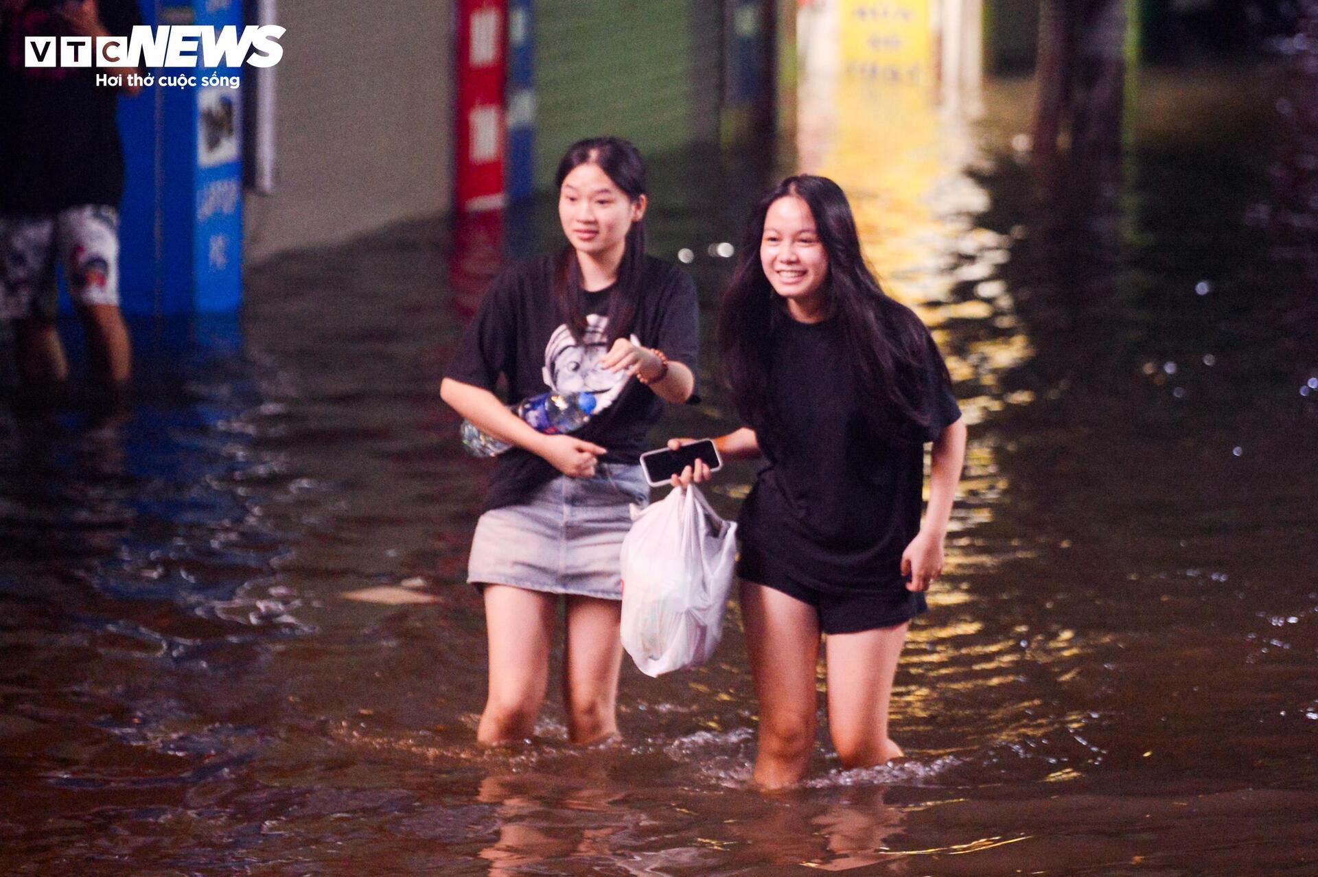 Nước ngập lút bánh xe, người Hà Nội dò dẫm tìm đường về nhà- Ảnh 13.