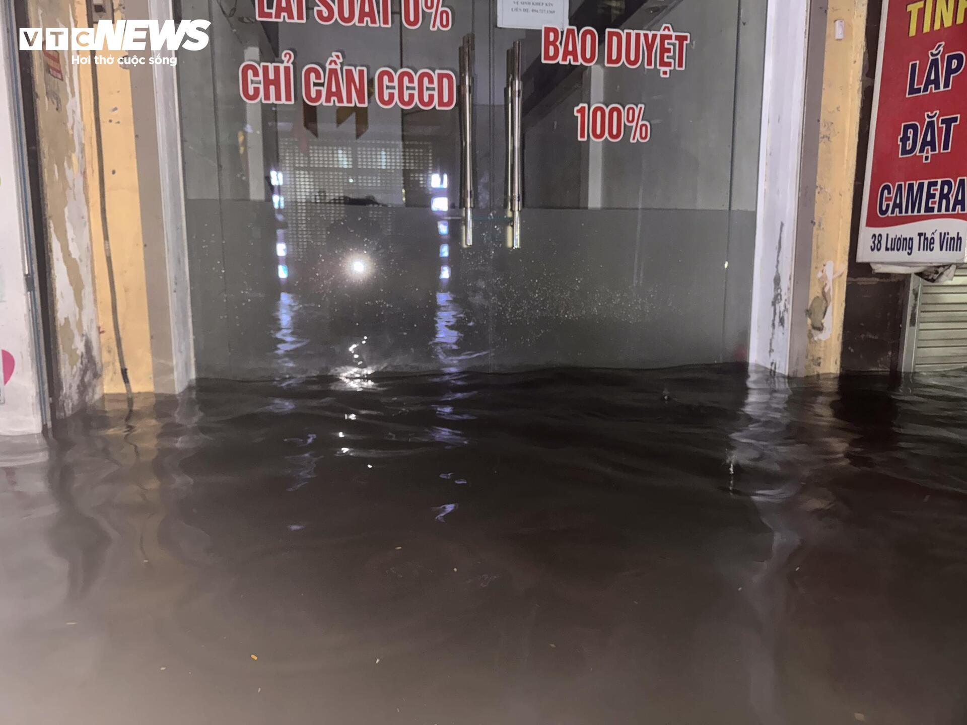 Nước ngập lút bánh xe, người Hà Nội dò dẫm tìm đường về nhà- Ảnh 12.