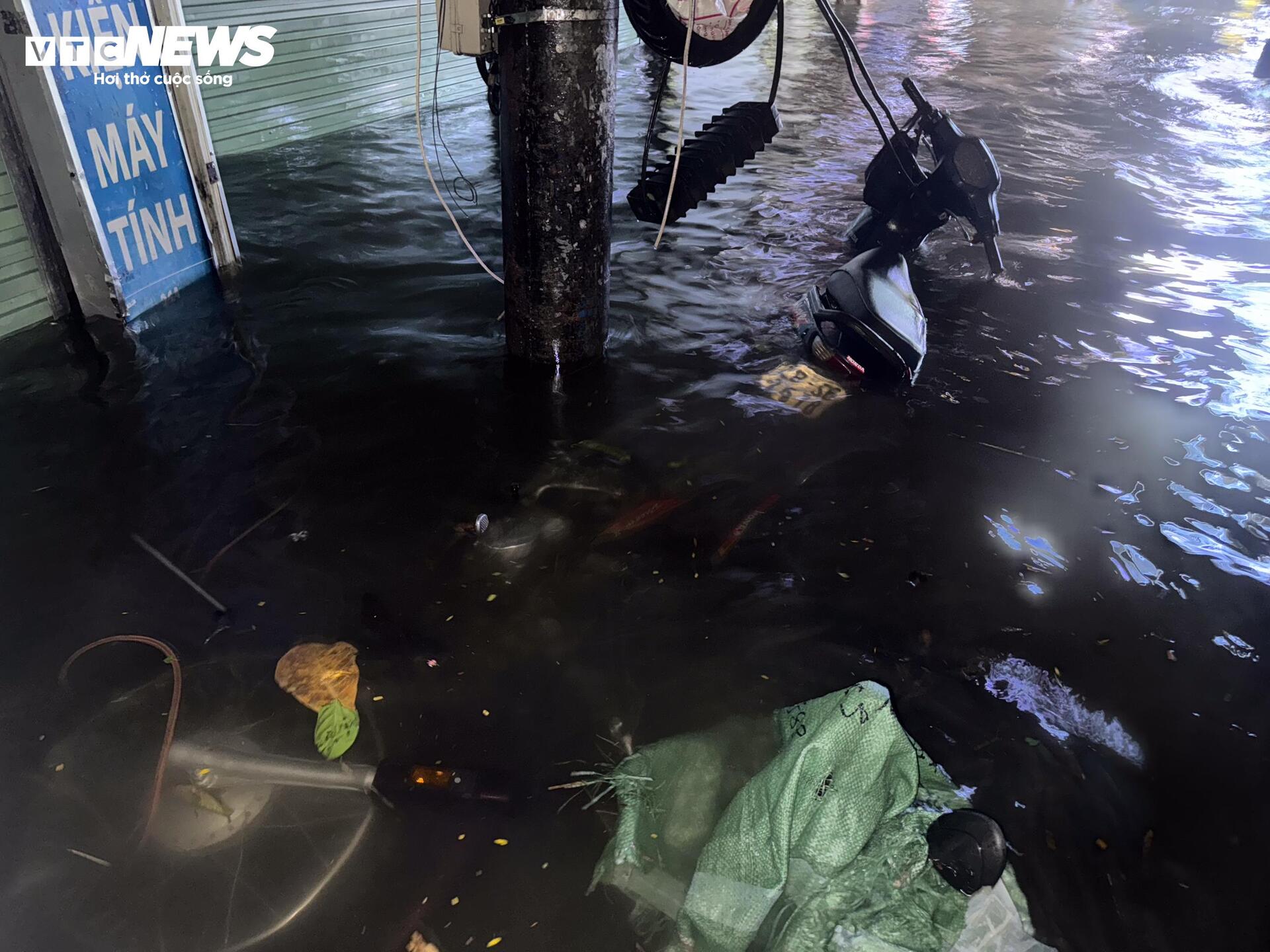 Nước ngập lút bánh xe, người Hà Nội dò dẫm tìm đường về nhà- Ảnh 18.