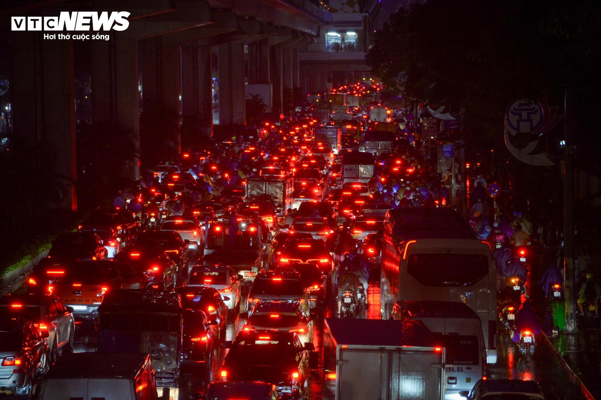 Nước ngập lút bánh xe, người Hà Nội dò dẫm tìm đường về nhà- Ảnh 1.