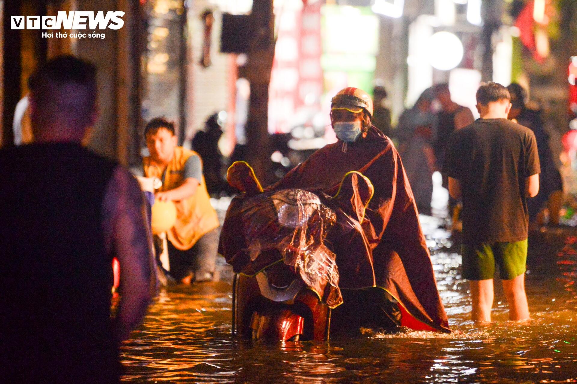 Nước ngập lút bánh xe, người Hà Nội dò dẫm tìm đường về nhà- Ảnh 7.