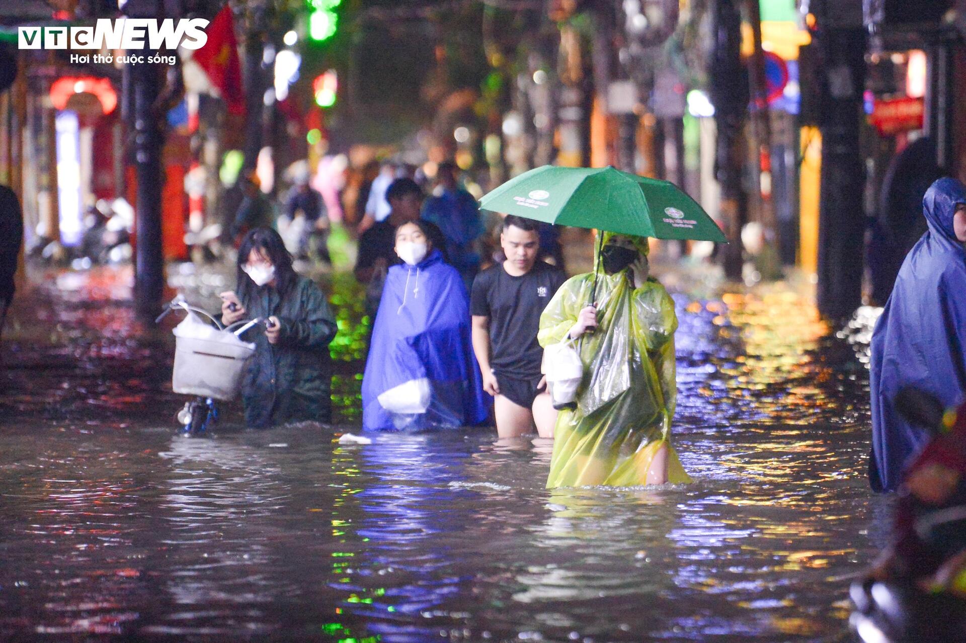 Nước ngập lút bánh xe, người Hà Nội dò dẫm tìm đường về nhà- Ảnh 20.