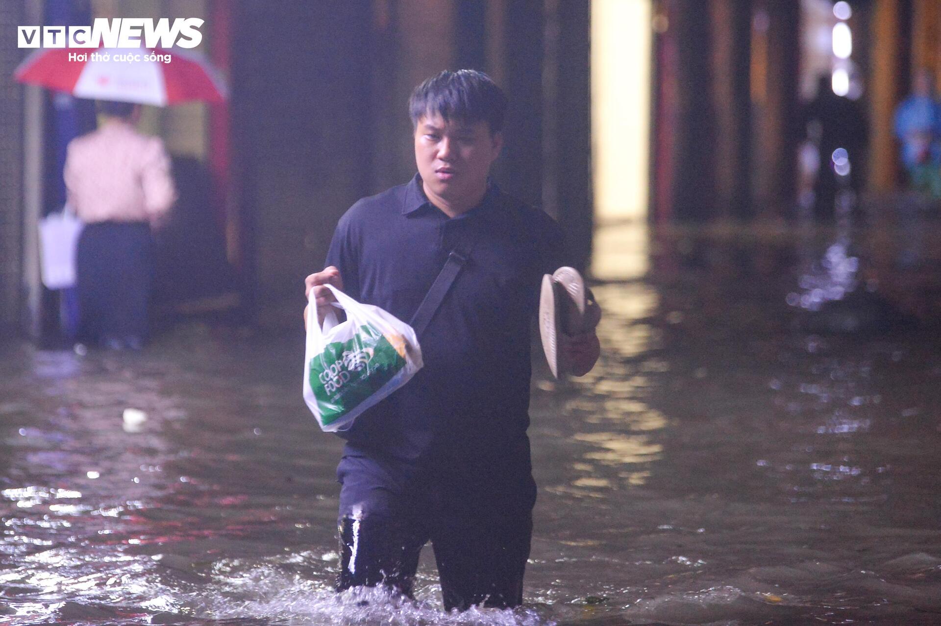 Nước ngập lút bánh xe, người Hà Nội dò dẫm tìm đường về nhà- Ảnh 19.