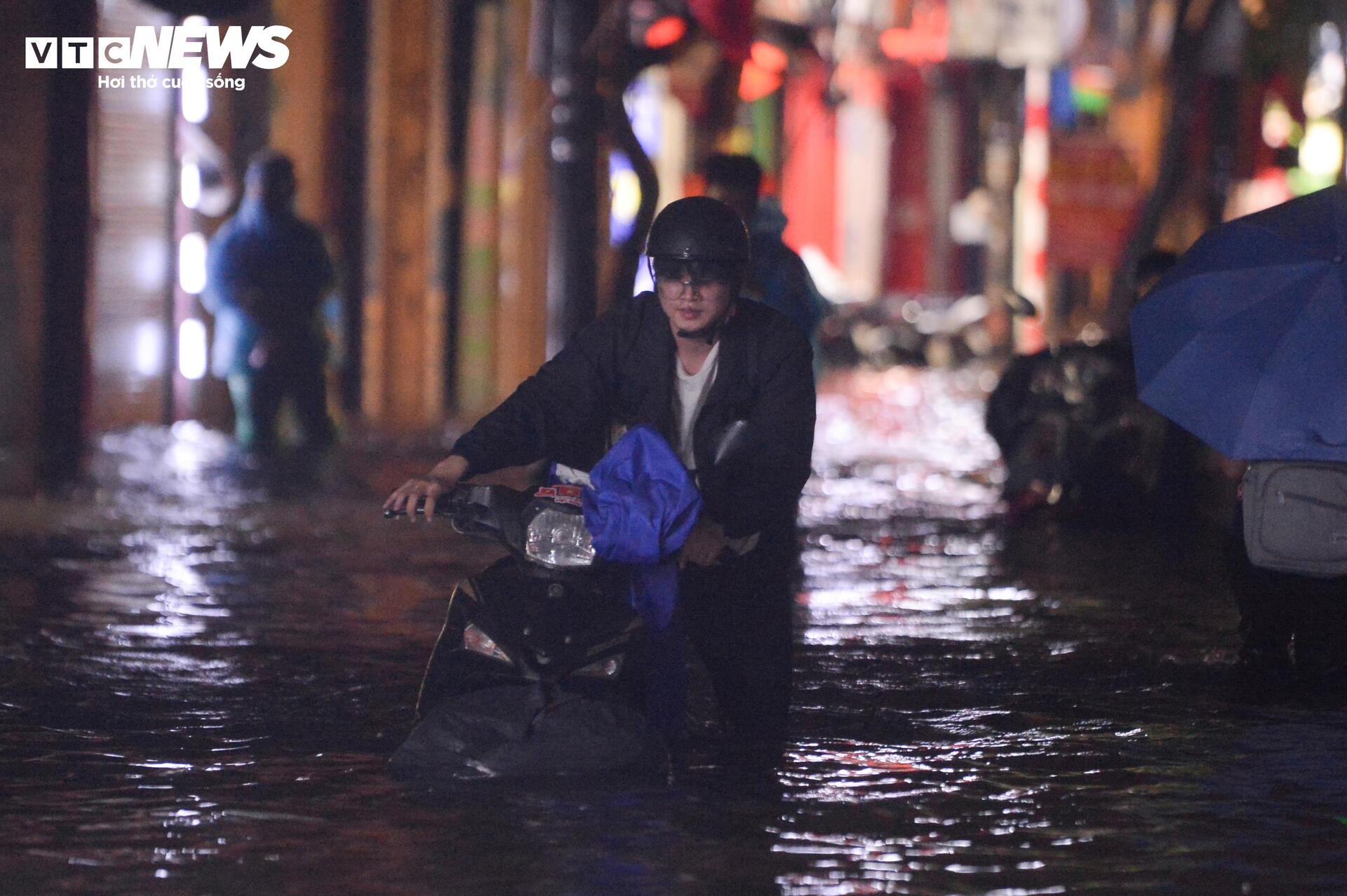 Nước ngập lút bánh xe, người Hà Nội dò dẫm tìm đường về nhà- Ảnh 3.
