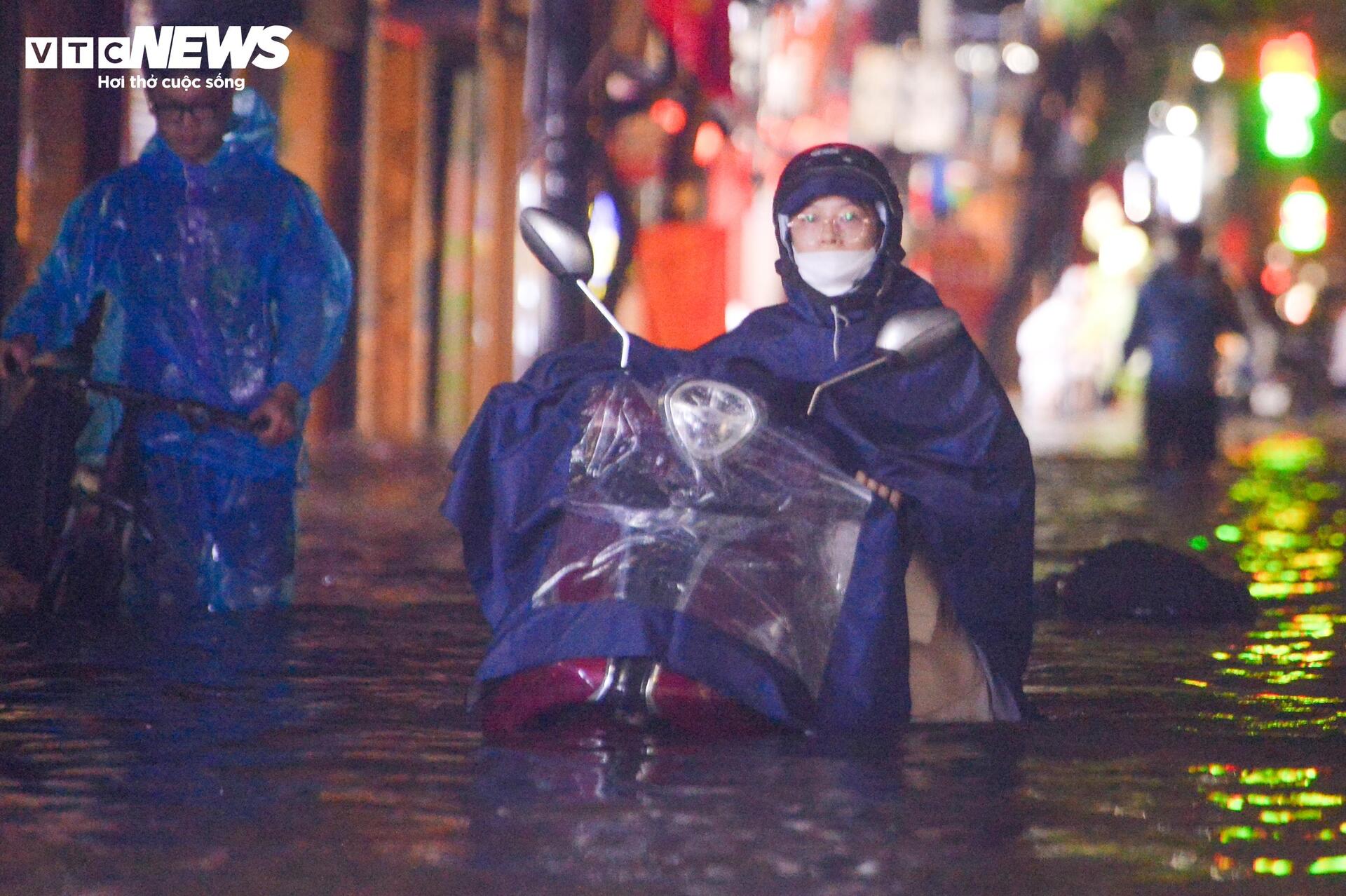 Nước ngập lút bánh xe, người Hà Nội dò dẫm tìm đường về nhà- Ảnh 4.