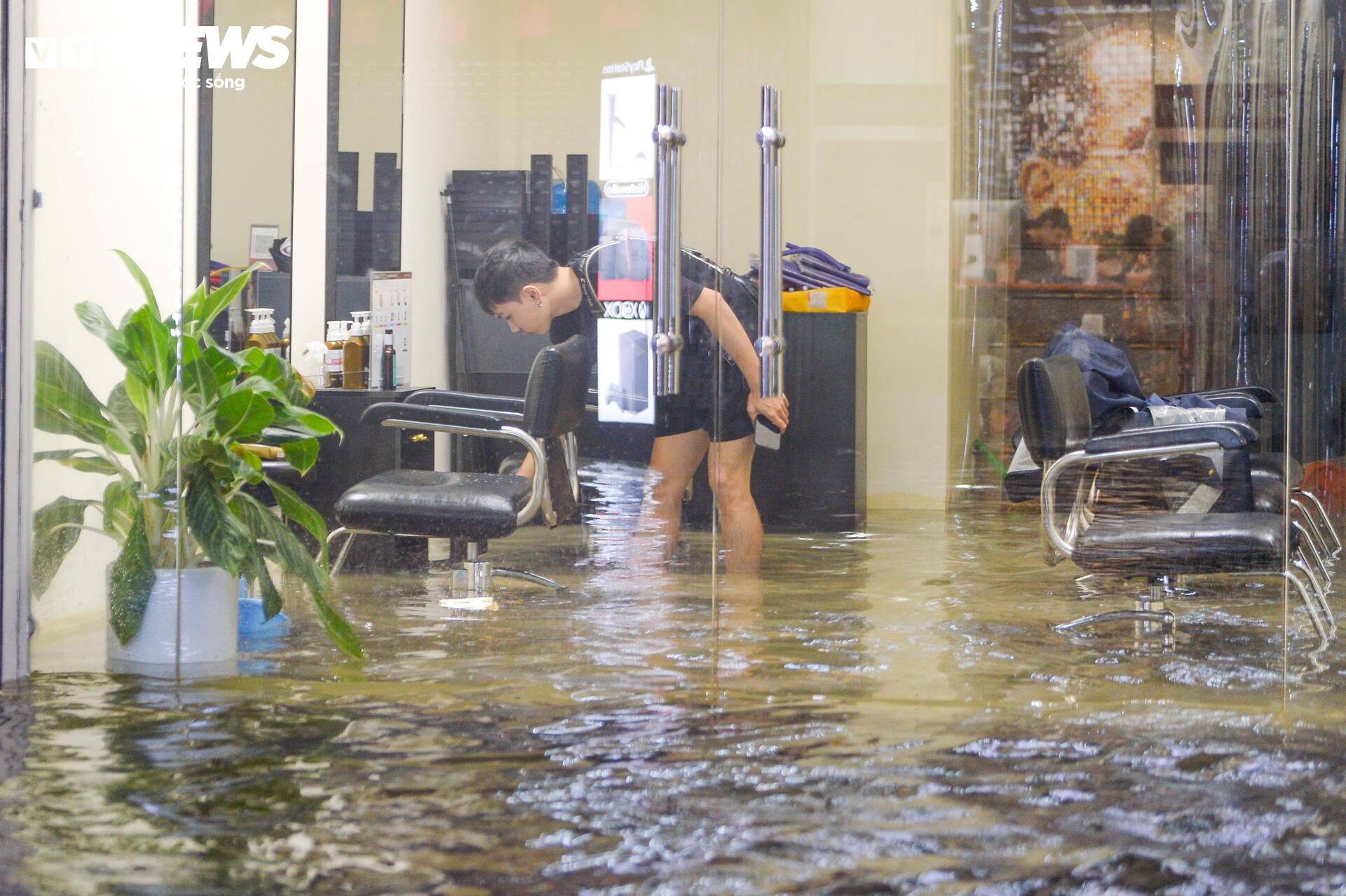 Nước ngập lút bánh xe, người Hà Nội dò dẫm tìm đường về nhà- Ảnh 15.