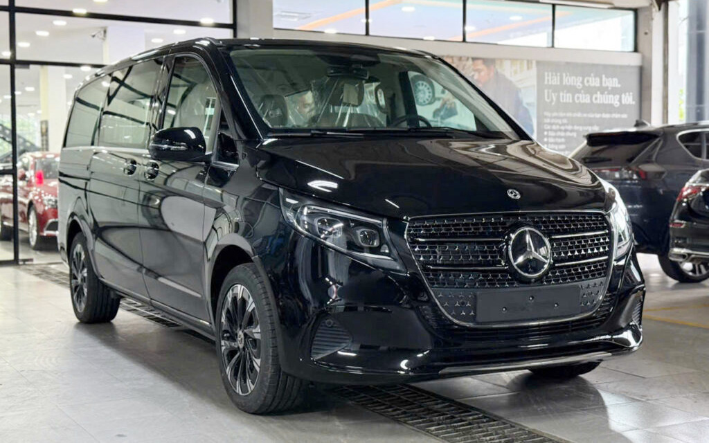 Ảnh thực tế Mercedes-Benz V-Class 2025 gần 3,4 tỷ đồng tại đại lý: Đắt bằng 2 chiếc Carnival cao cấp, đổi lại nhiều trang bị xịn từ tiêu chuẩn- Ảnh 8. Ảnh thực tế Mercedes-Benz V-Class 2025 gần 3,4 tỷ đồng tại đại lý: Đắt bằng 2 chiếc Carnival cao cấp, đổi lại nhiều trang bị xịn từ tiêu chuẩn- Ảnh 8.