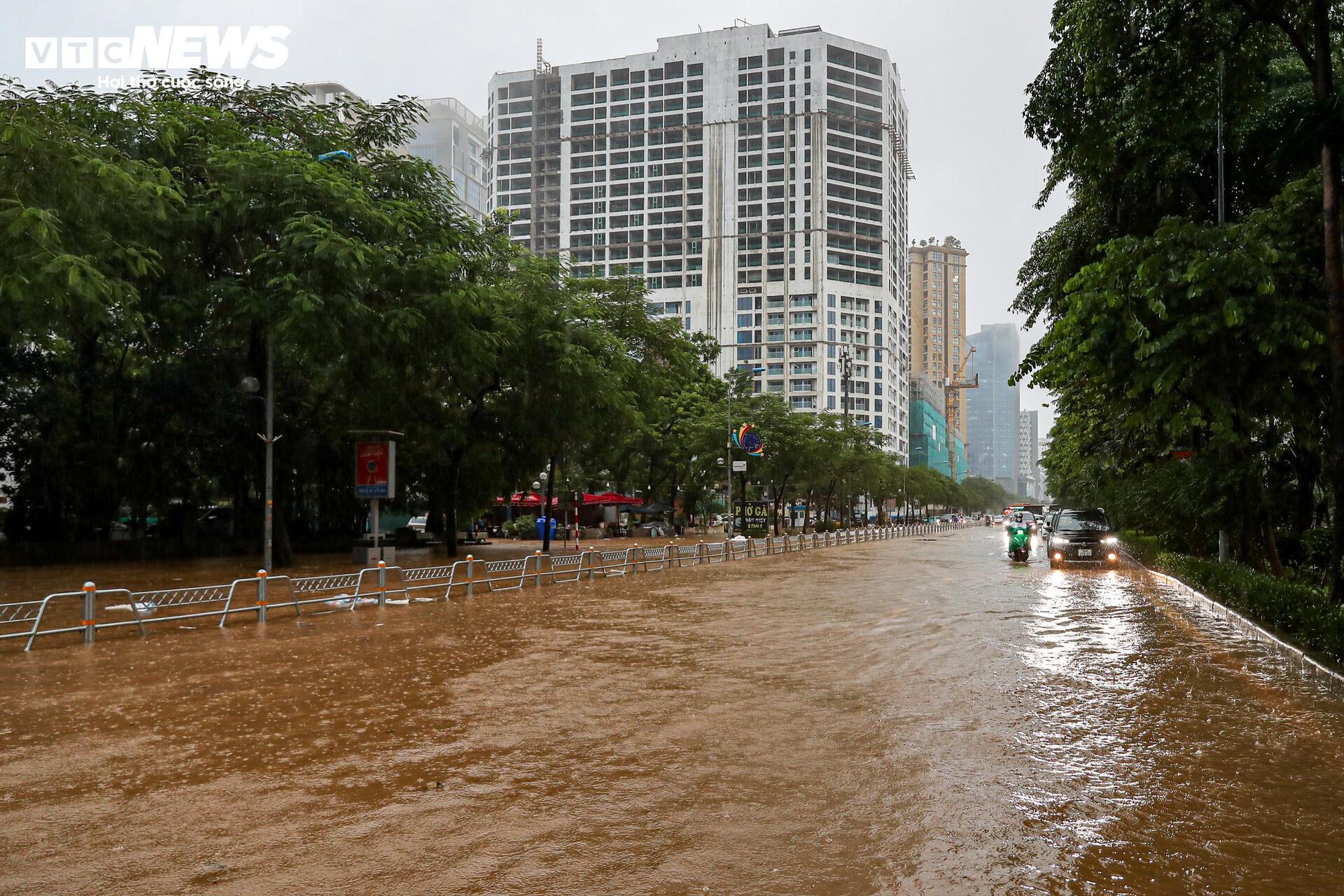 Nước ngập lút bánh xe, người Hà Nội dò dẫm tìm đường về nhà- Ảnh 21.