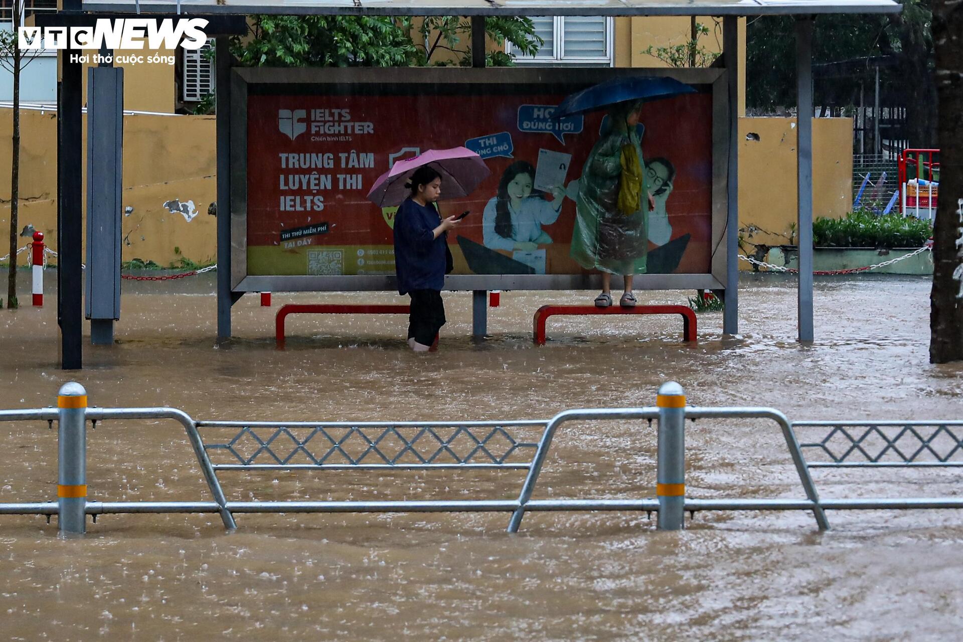 Nước ngập lút bánh xe, người Hà Nội dò dẫm tìm đường về nhà- Ảnh 30.