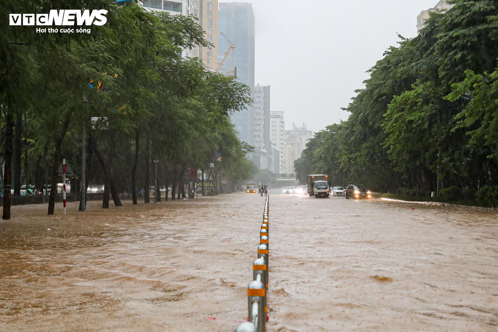 Nước ngập lút bánh xe, người Hà Nội dò dẫm tìm đường về nhà- Ảnh 31.