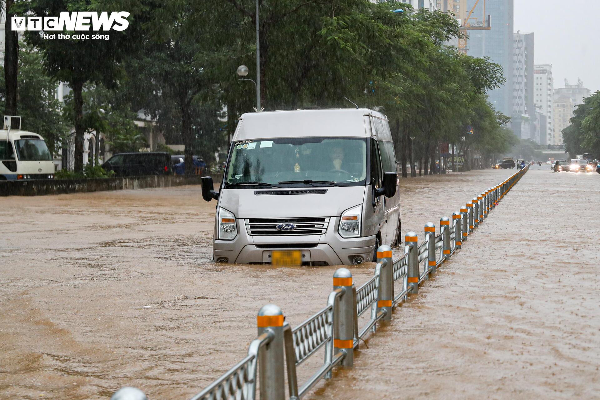 Nước ngập lút bánh xe, người Hà Nội dò dẫm tìm đường về nhà- Ảnh 27.